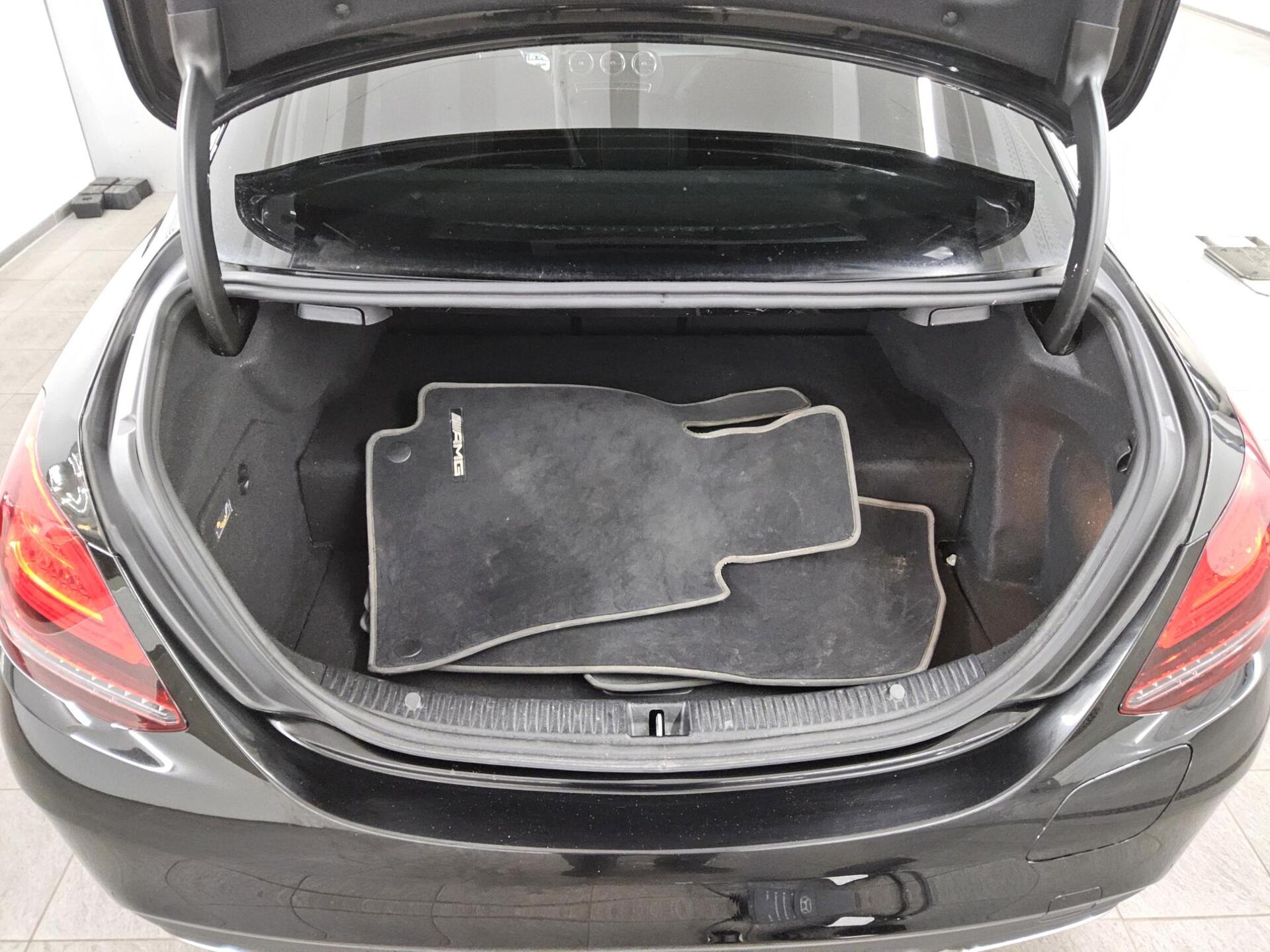 Mercedes-Benz C 300 de AMG-Line Navi LED Shz PDC 12