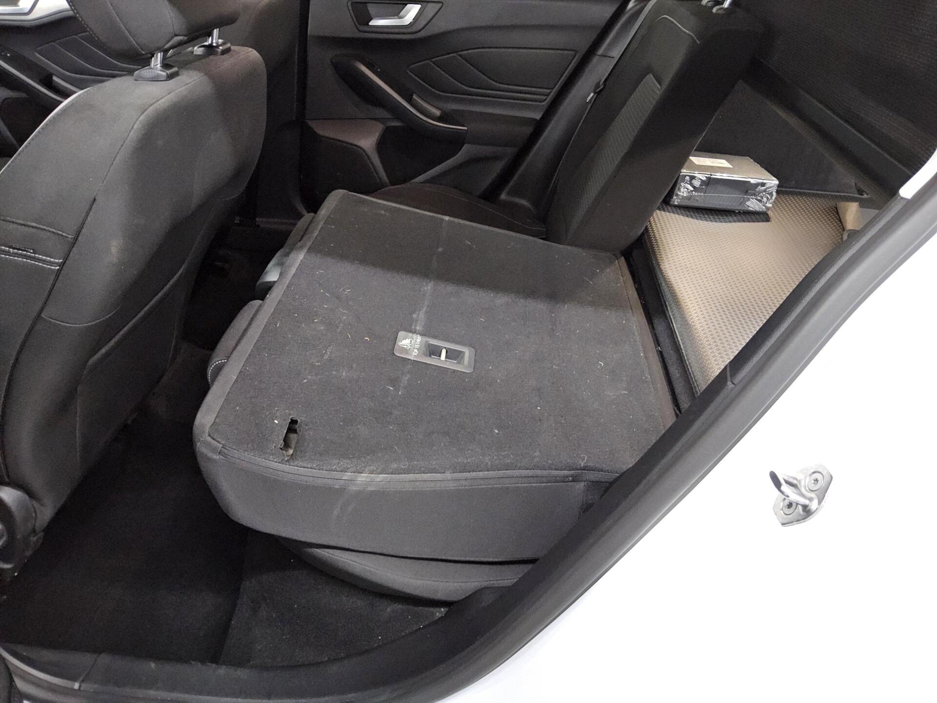 Ford Focus Turnier 1.5 EB Titanium Navi LED AHK RFK ACC 12