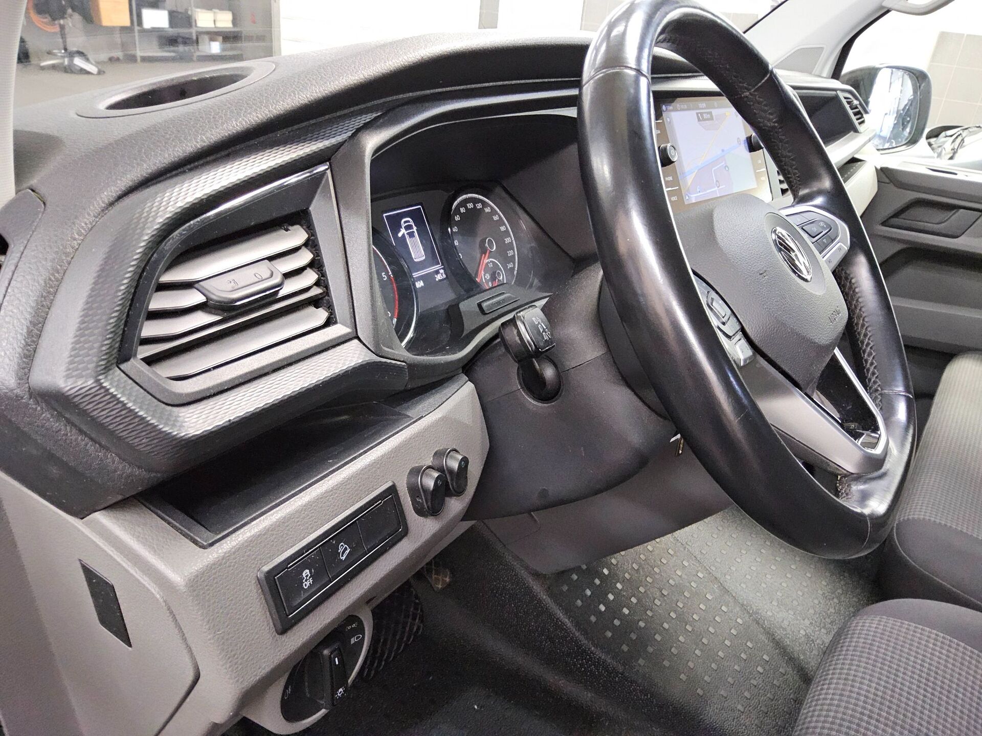 Volkswagen T6.1 2.0 TDI 4M 3-Sitze Navi LED Regale RfK ACC 9