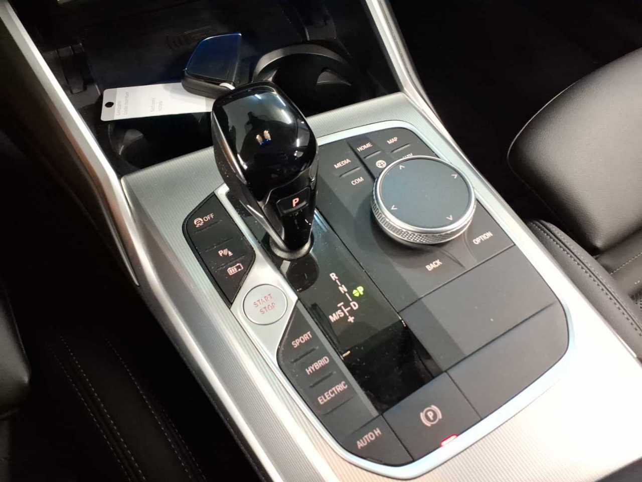 BMW 330e Touring xDr Luxury-Line LED SPORTSITZE SHZ HUD PDC 10