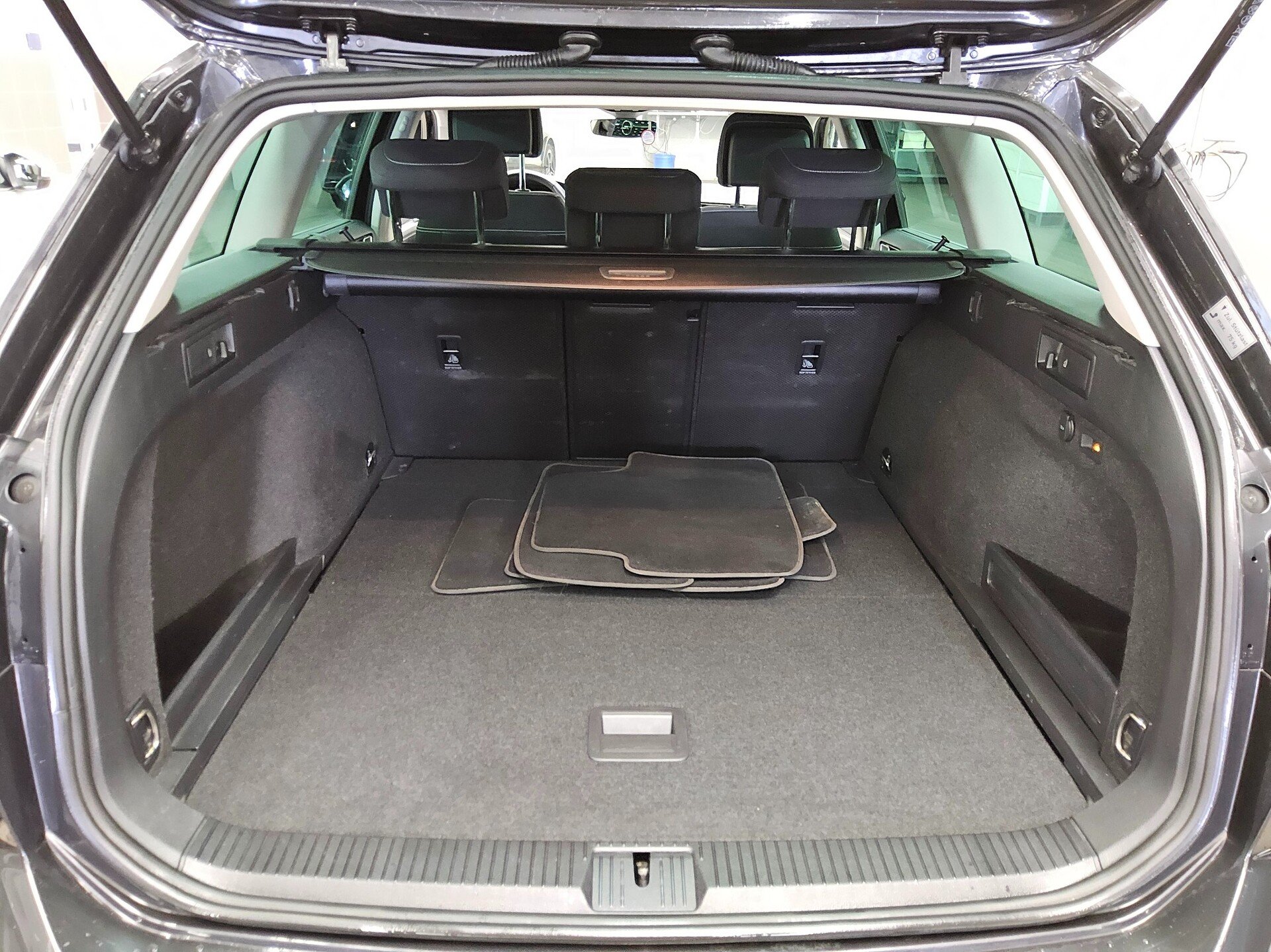 Volkswagen Passat Var. 2.0 TDI Business Navi LED AID RfK 12