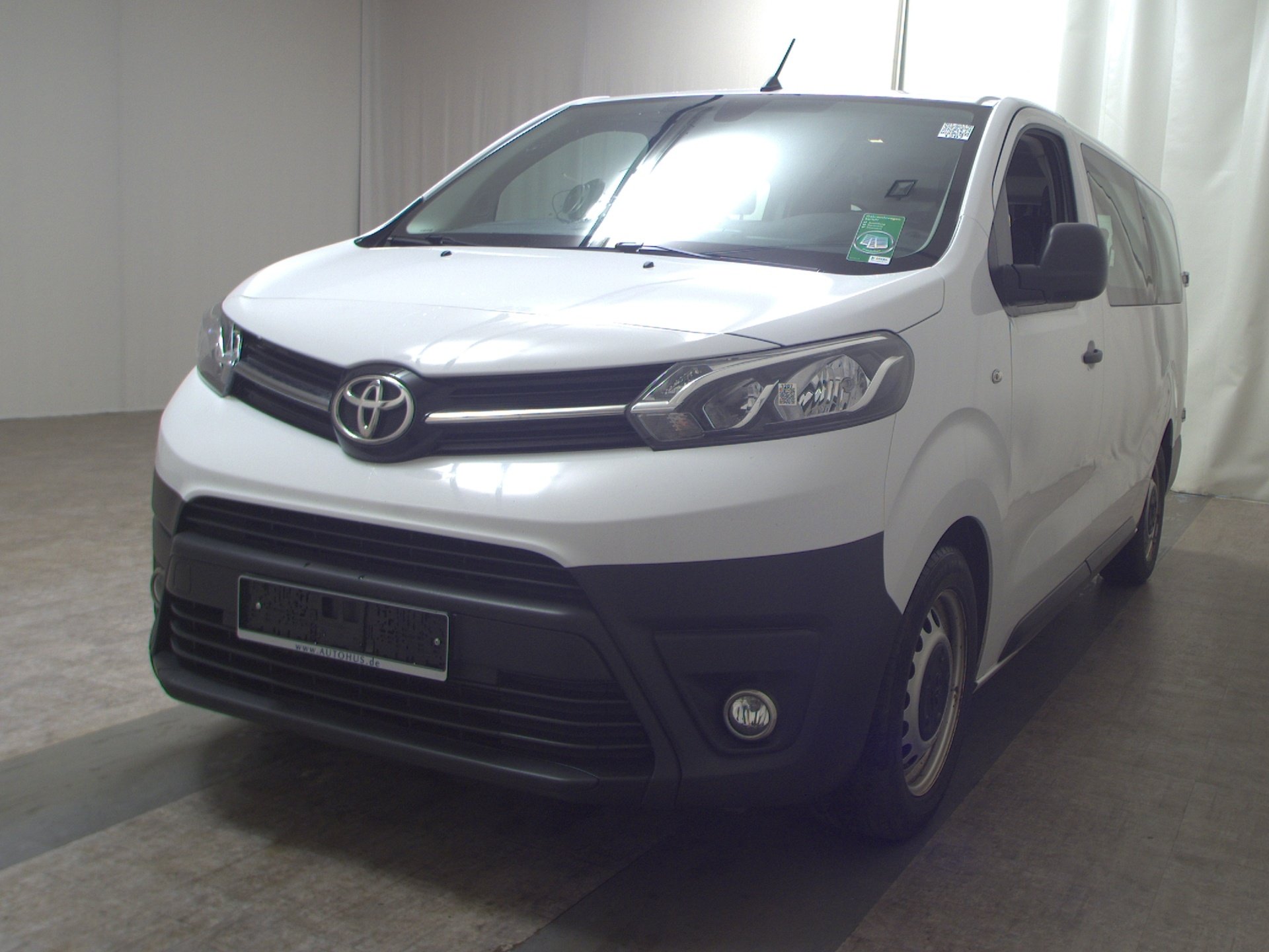 Toyota Proace 2.0 D-4D L2 Comfort 9-Sitze Navi 2