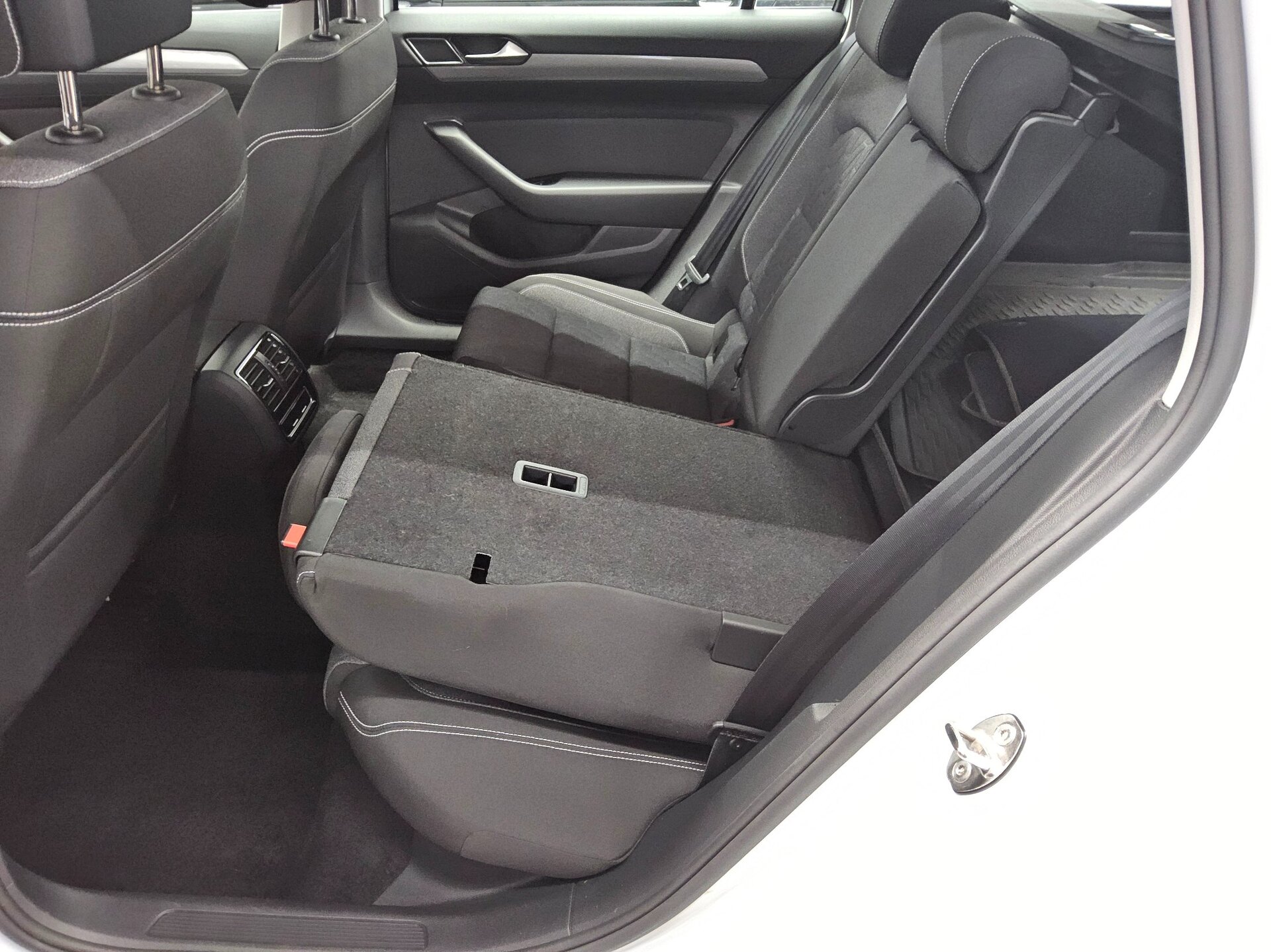 Volkswagen Passat Var. 2.0 TDI Business Navi LED RFK ACC 12