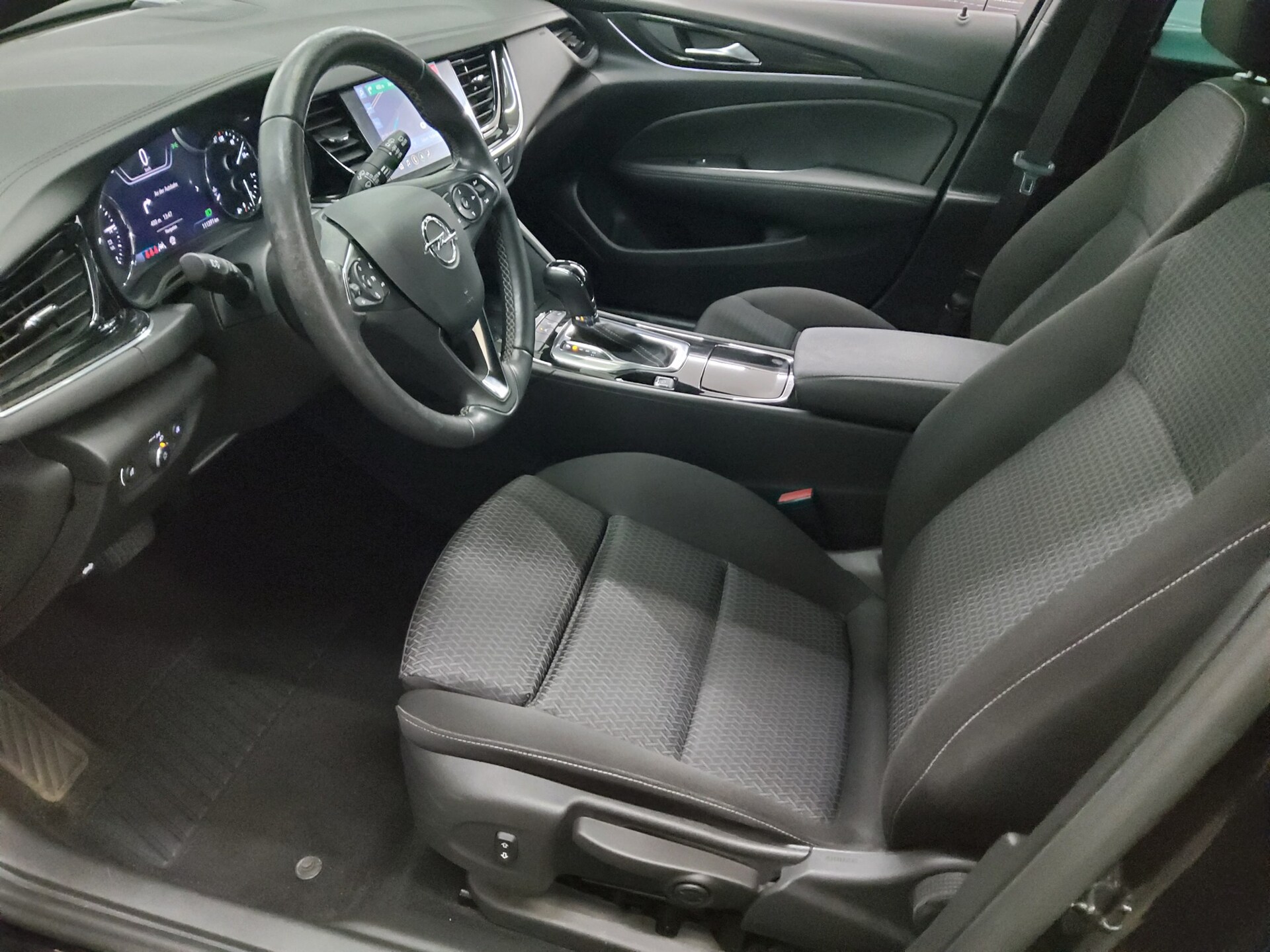 Opel Insignia ST 2.0 D Business Ed. Navi LED Keyless 8