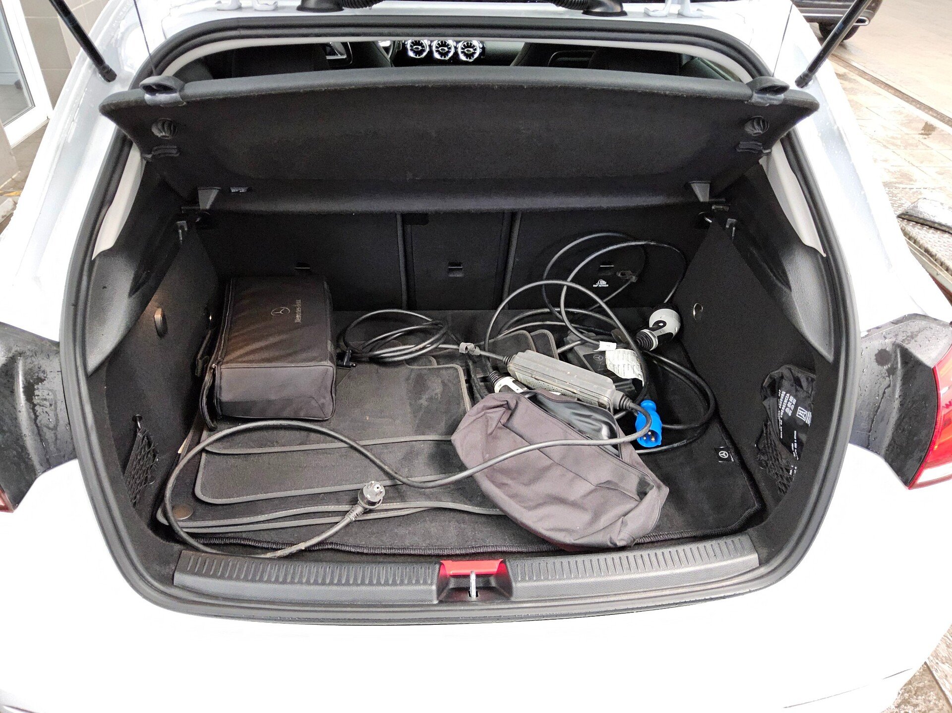 Mercedes-Benz A 250 e AMG-Line Navi MB-LED HuD Shz Distronic+ 12