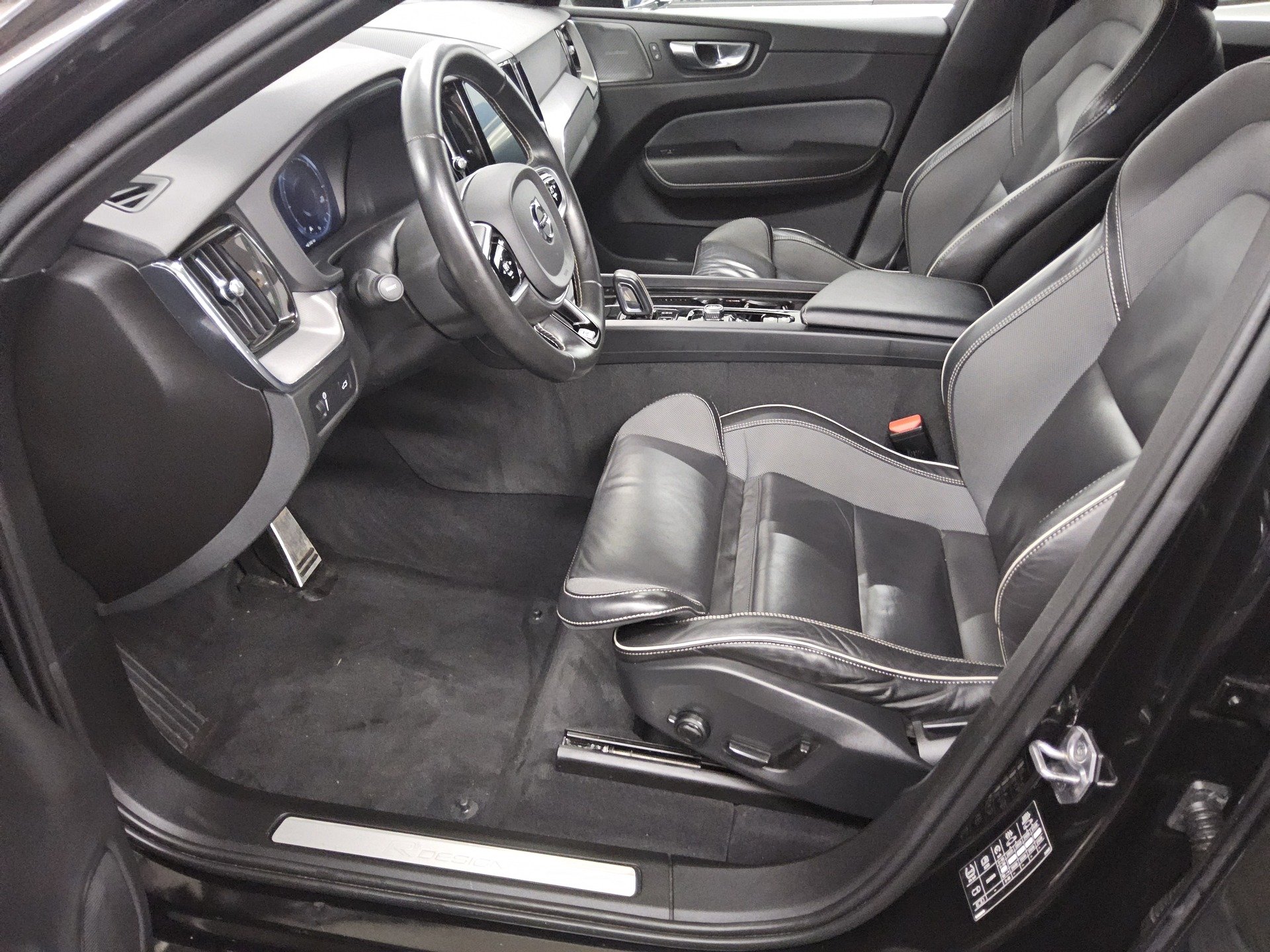Volvo XC60 B5 AWD R-Design Navi LED+ H-K AHK RFK 9