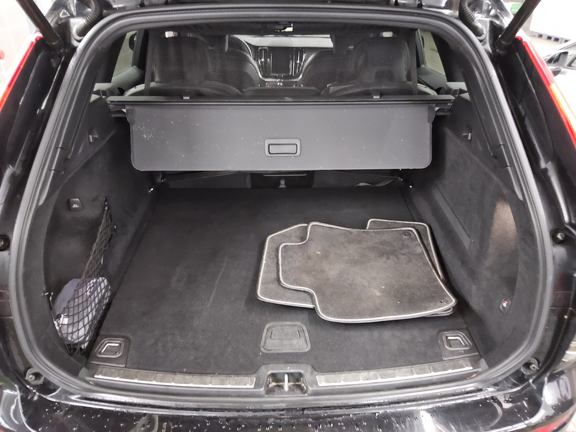 Volvo XC60 B5 AWD R-Design Navi LED+ H-K AHK RFK 12