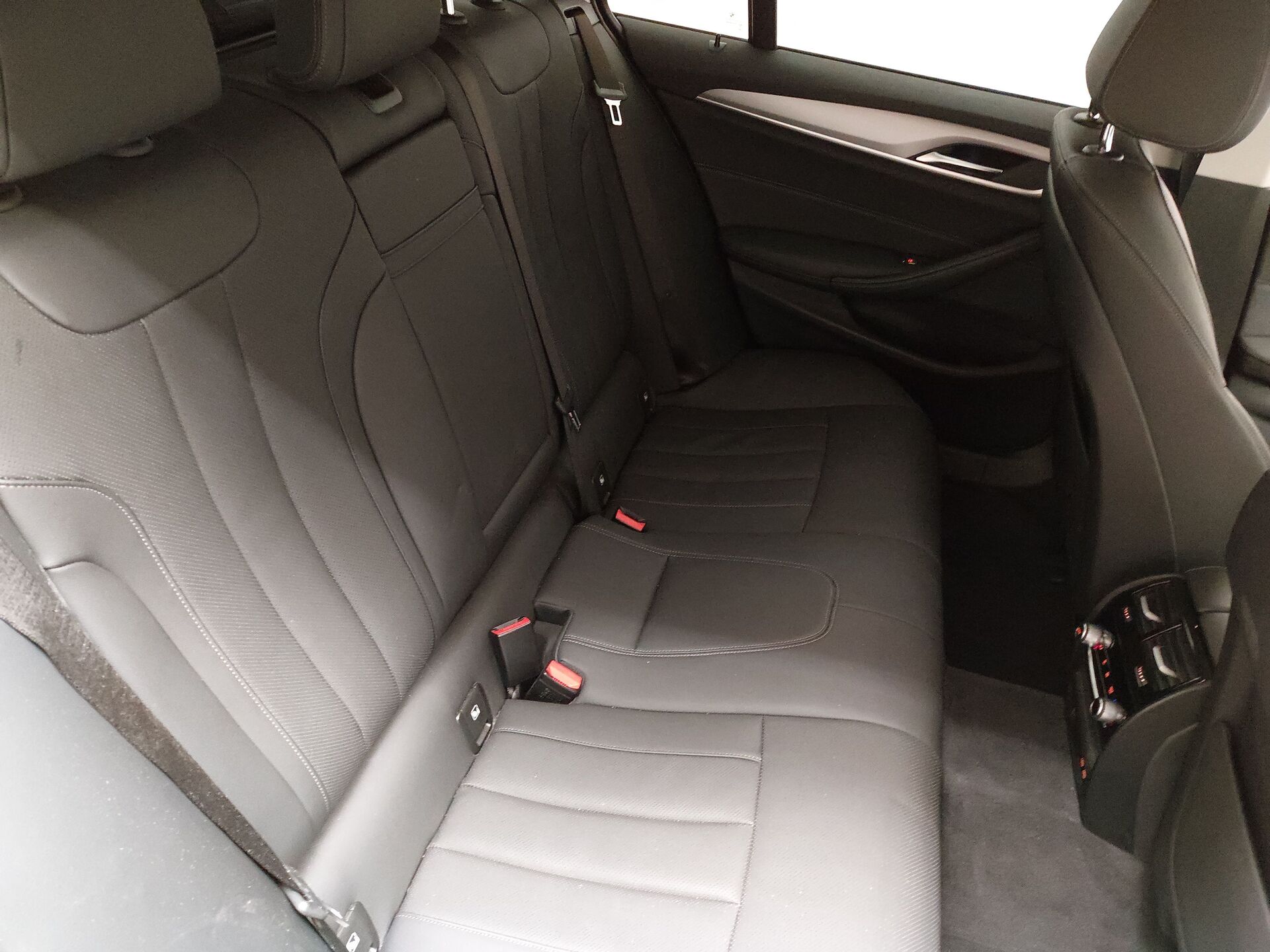 BMW 520d Touring LED AHK RFK ACC 13