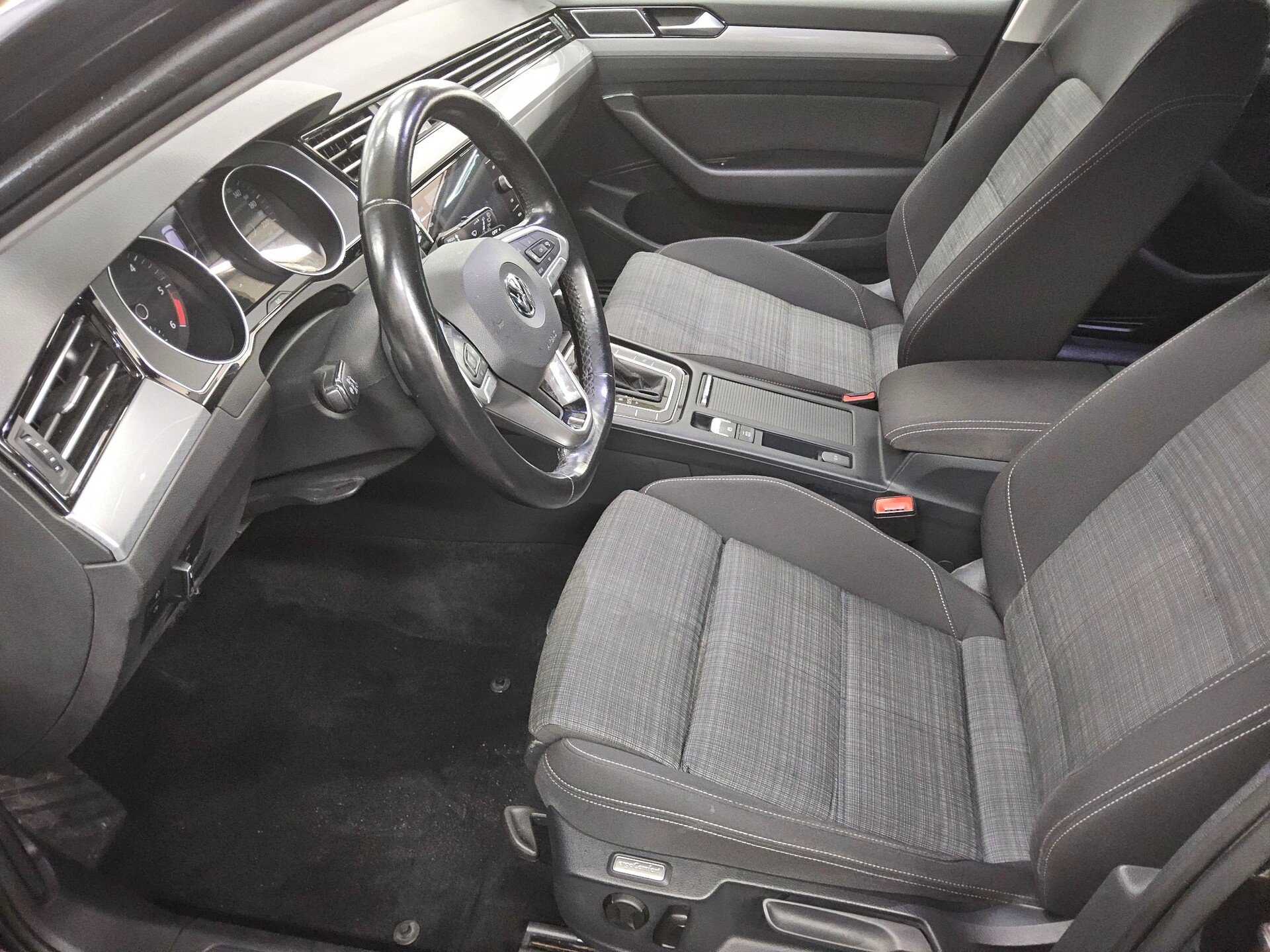 Volkswagen Passat Var. 1.6 TDI Business Navi LED RfK ACC 8