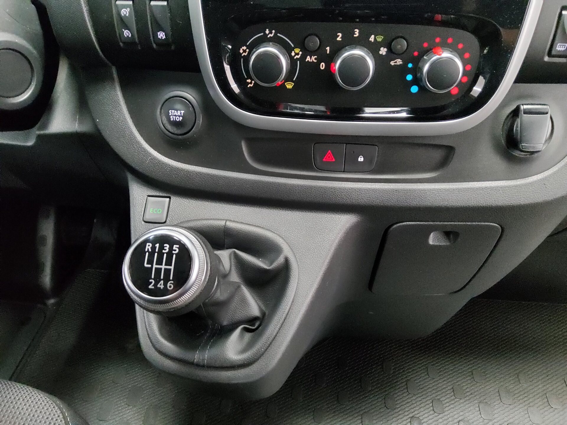 Renault Trafic L1H1 2.0 dCi 3 Sitzer Navi Klima AHK RFK 6