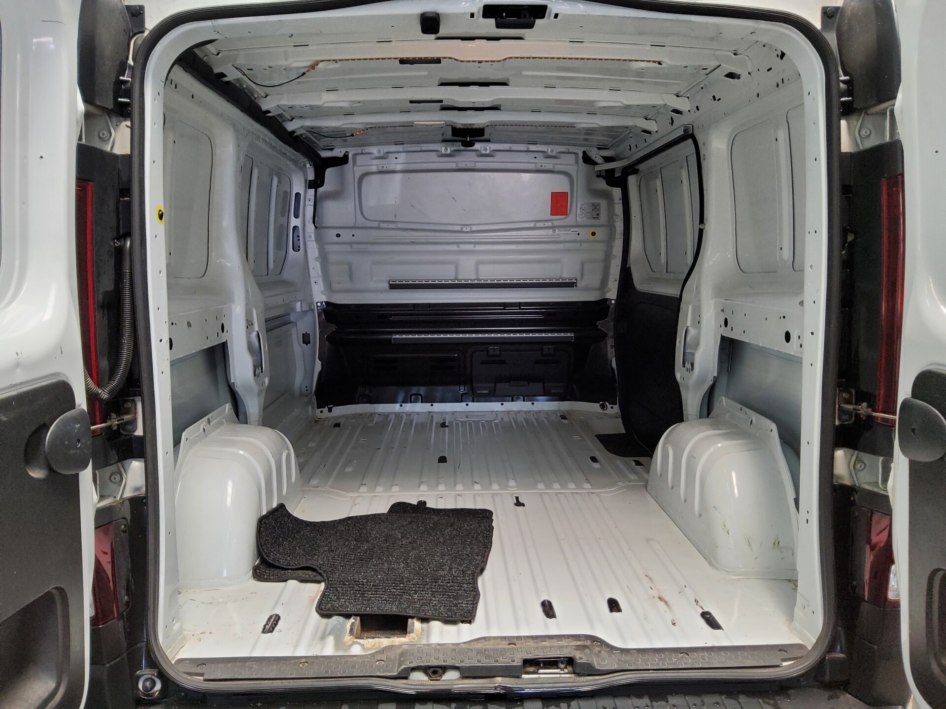 Renault Trafic L1H1 2.0 dCi 3 Sitzer Navi Klima AHK RFK 11