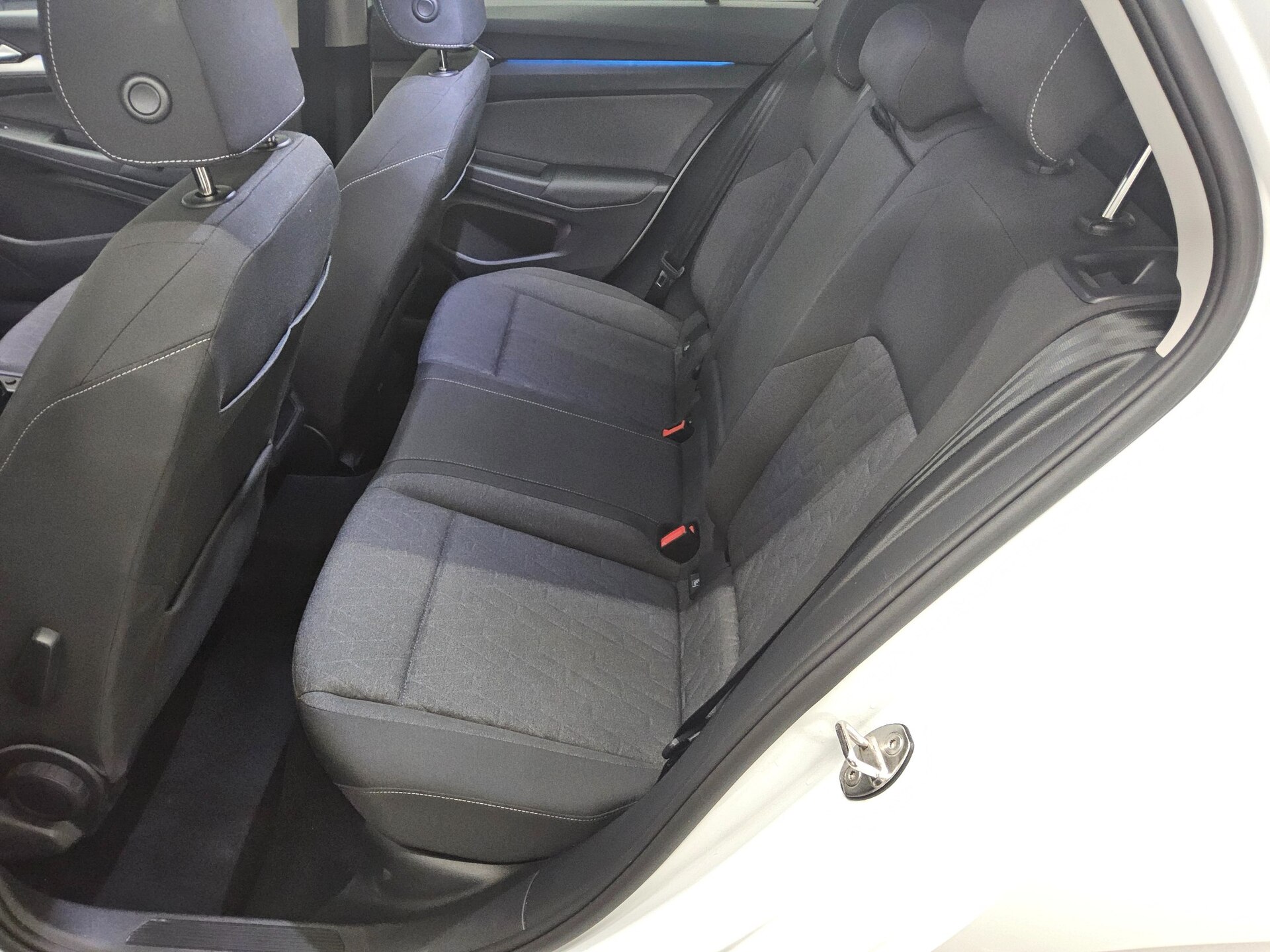 Volkswagen Golf-8 1.5 TSI Life LED DC-Pro ACC PDC Shz 13