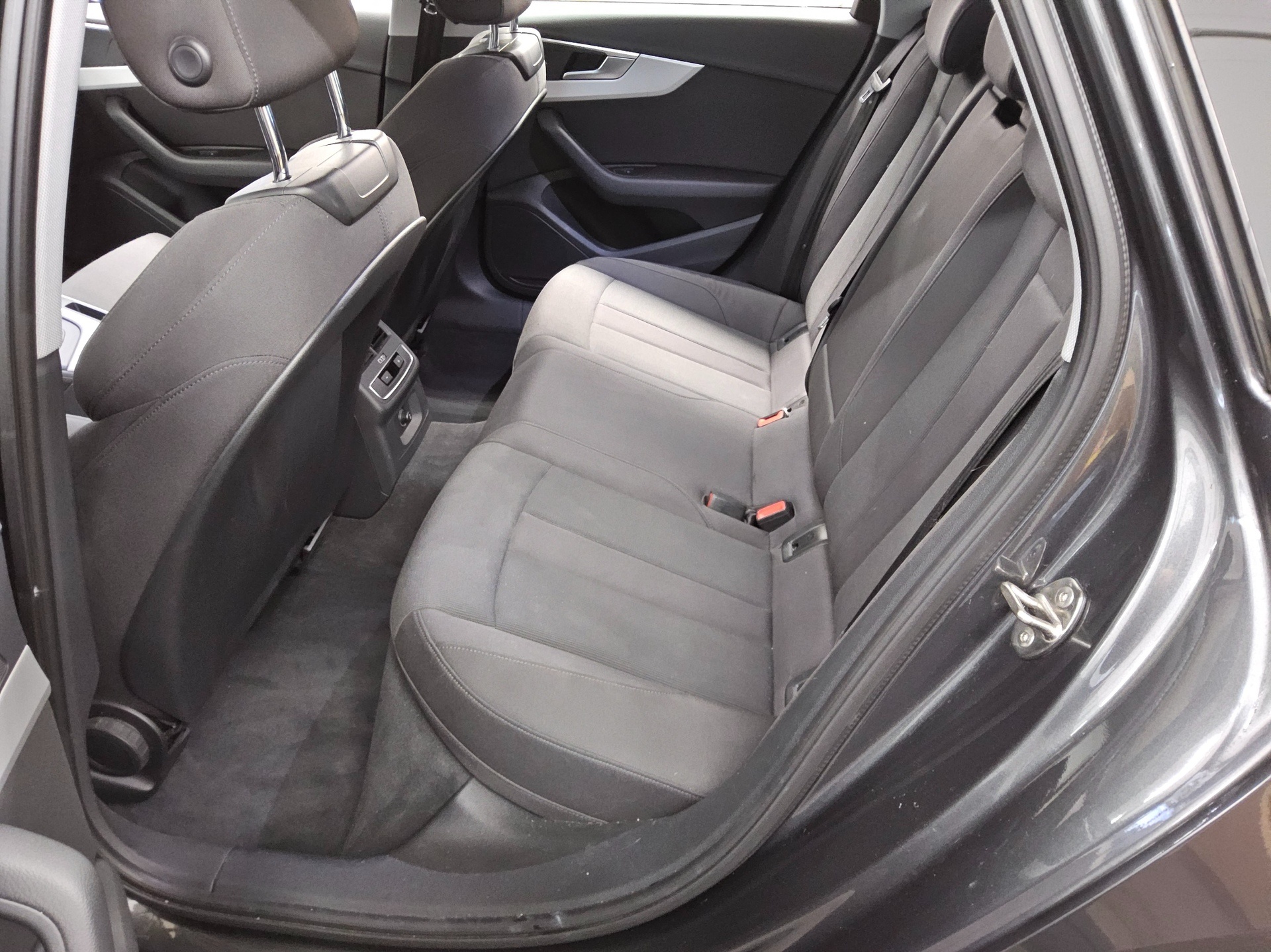 Audi A4 Avant 40 TFSI S-Line Navi LED vc Shz 13