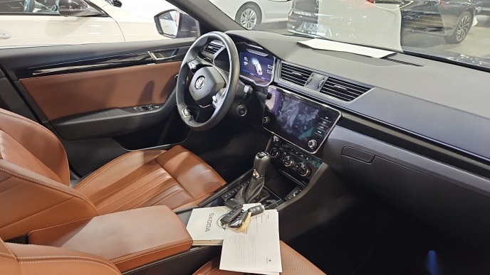 Skoda Superb Kombi 1.4 TSI iV L&K LEDER NAVI StHzg. LED CANTON 6