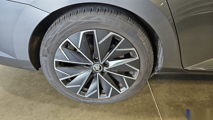 Skoda Superb Kombi 1.4 TSI iV L&K LEDER NAVI StHzg. LED CANTON 12