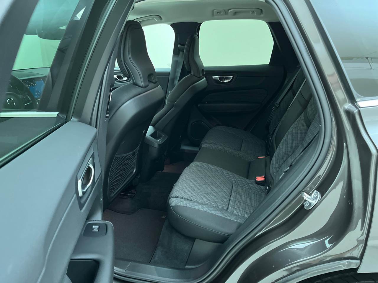 Volvo XC60 B4 D Core Navi LED AHK RFK SHZ 7
