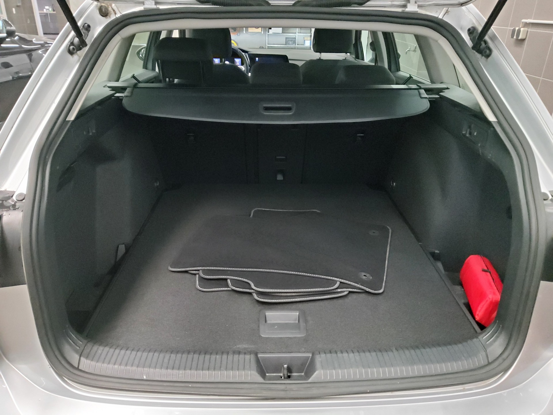 Volkswagen Golf-8 Var. 2.0 TDI Life Navi LED AID PDC Shz BT 12