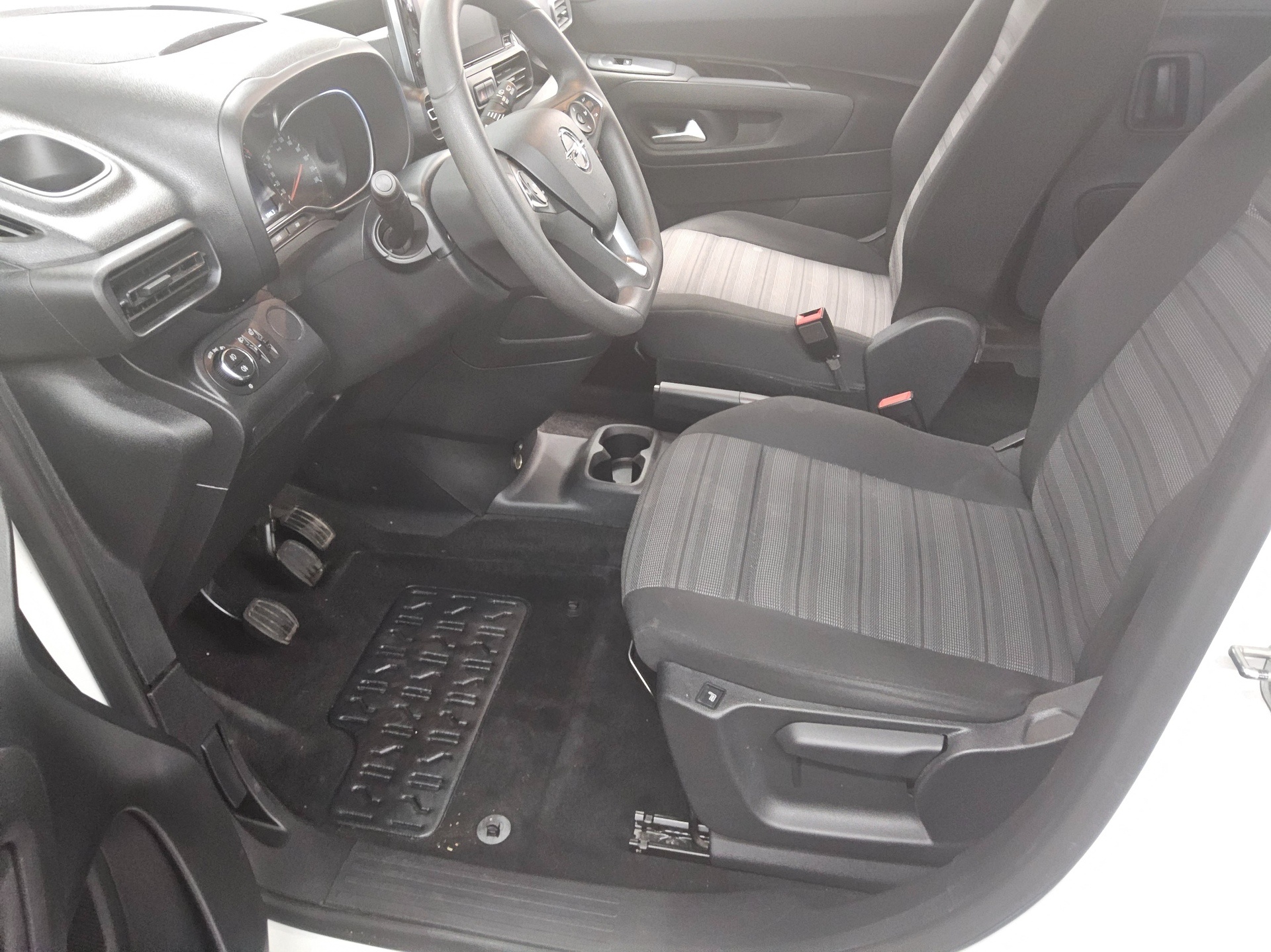 Opel Combo Life 1.5 D Edition Navi RfK AHK PDC Shz 8