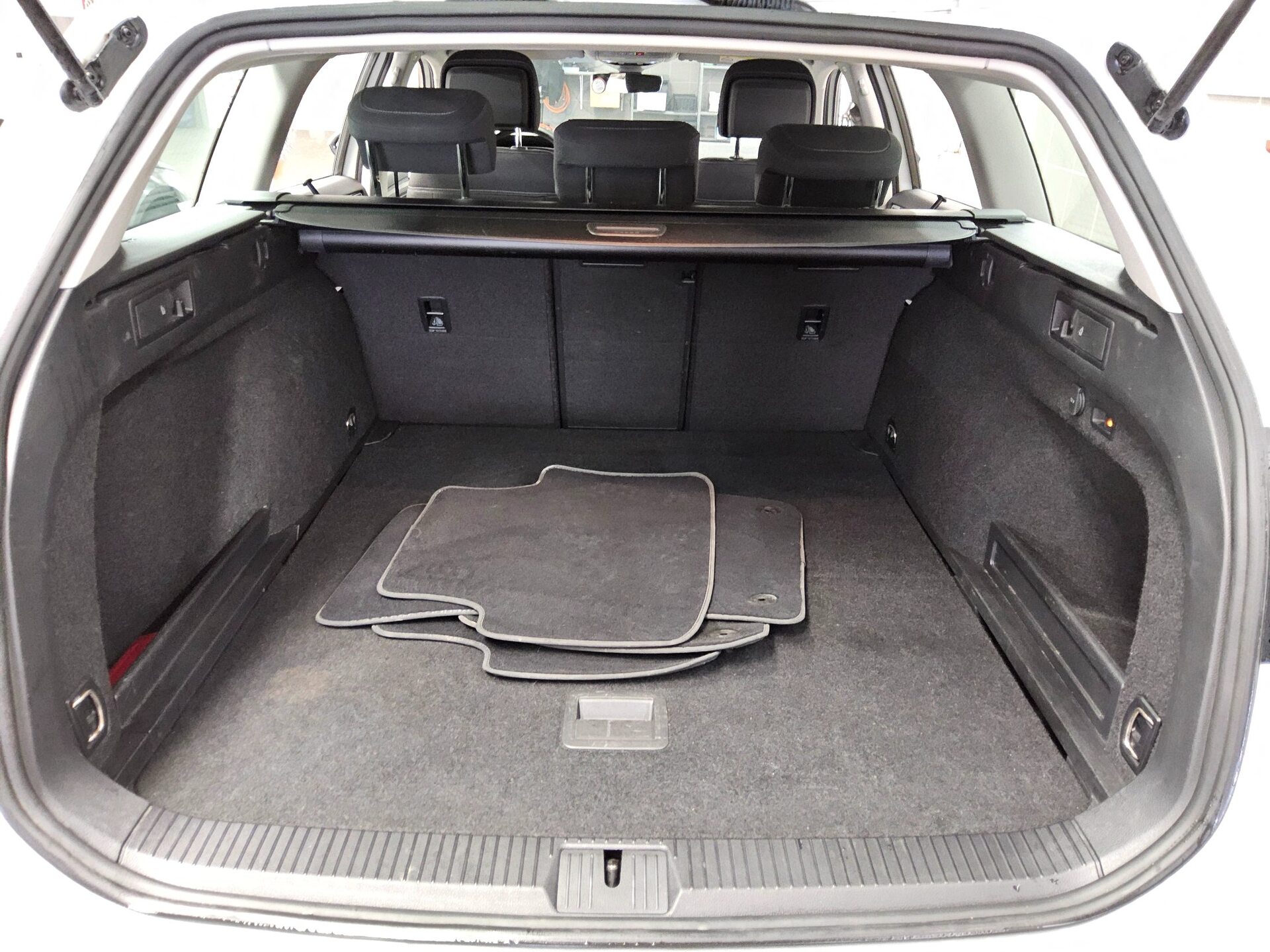 Volkswagen Passat Variant 2.0 TDI Business Navi LED AHK RfK 11