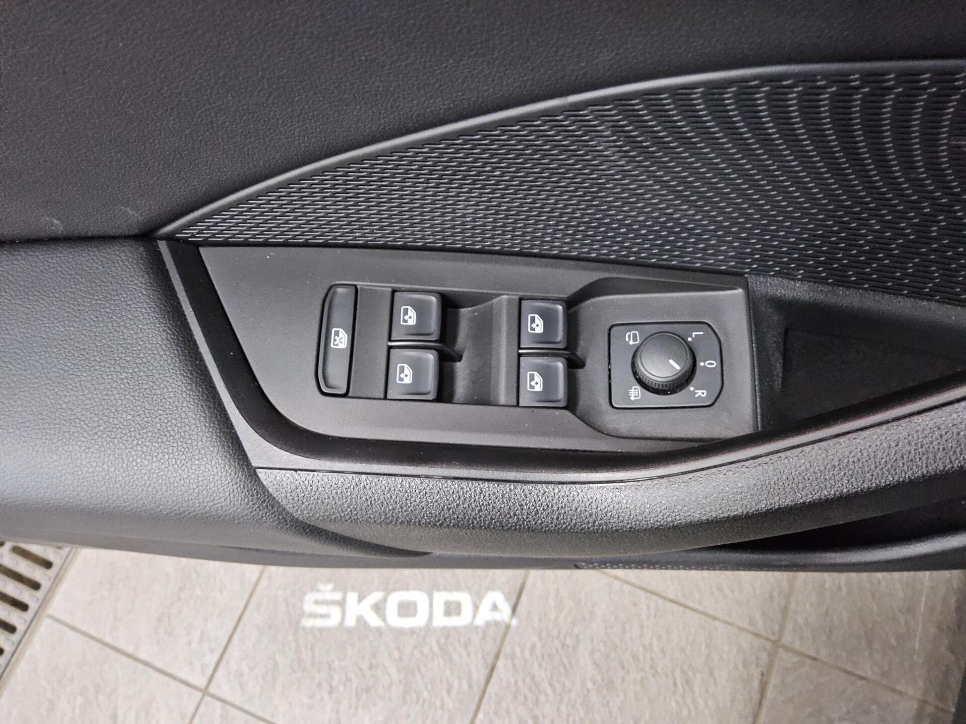 Skoda Octavia Kombi 2.0 TDI Style Navi LED vc HuD Shz 10