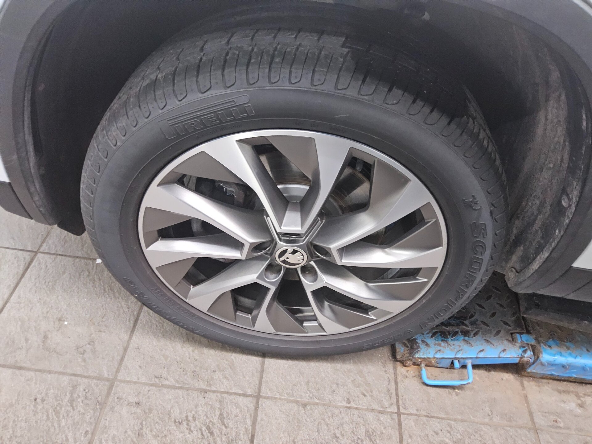 Skoda Kodiaq 2.0 TDI Clever Navi LED Pano RFK AHK 10