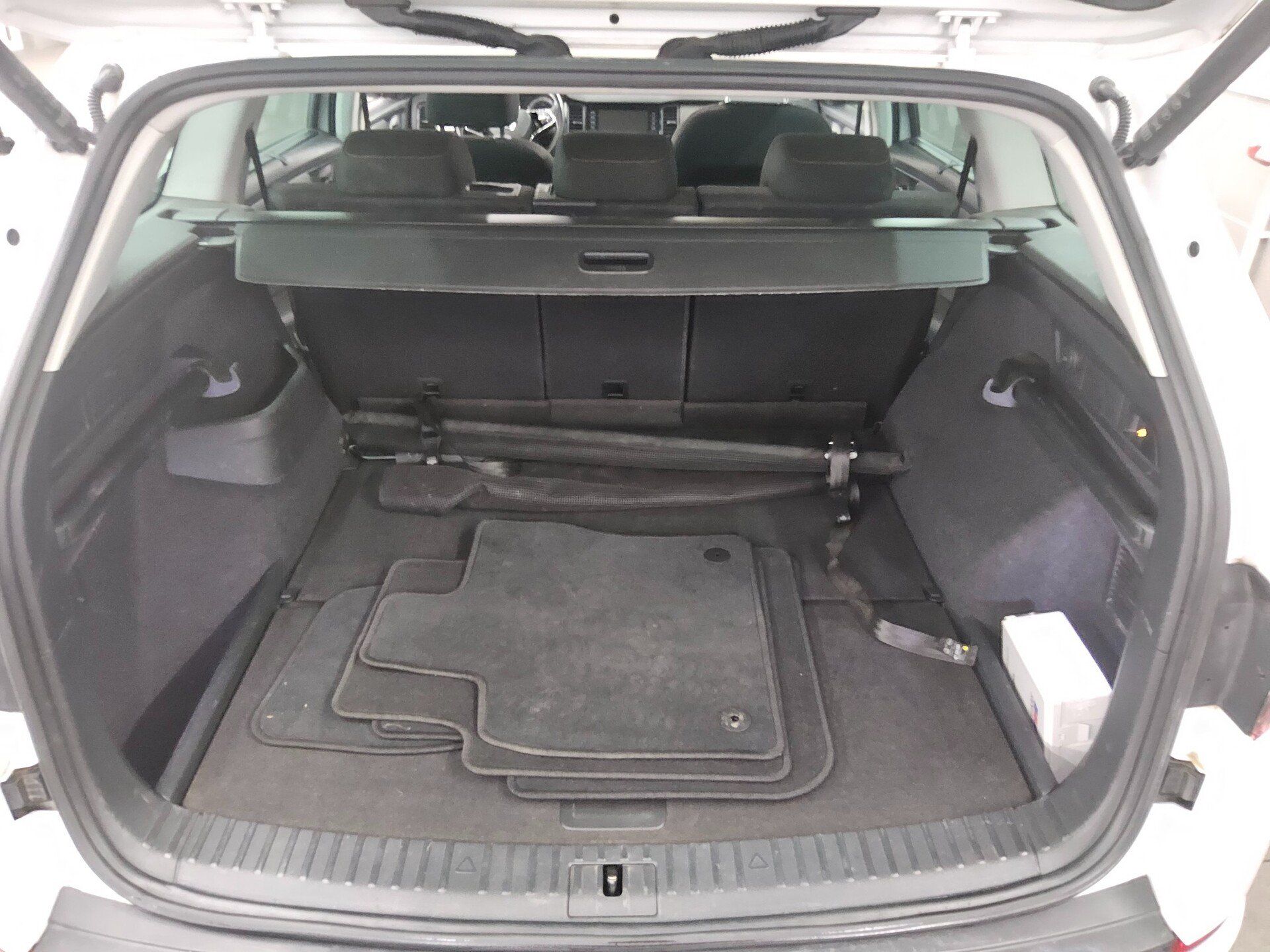 Skoda Kodiaq 2.0 TDI Clever Navi LED Pano RFK AHK 13