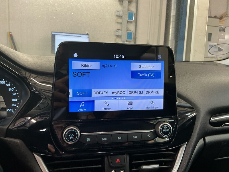 Ford Fiesta 1.0 EB Titanium KLIMAAUT LED SPORTSITZE SHZ PDC 10