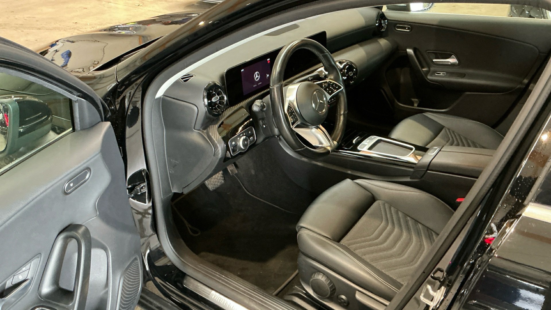 Mercedes-Benz A 180 d T-Leder Navi LED Shz 6
