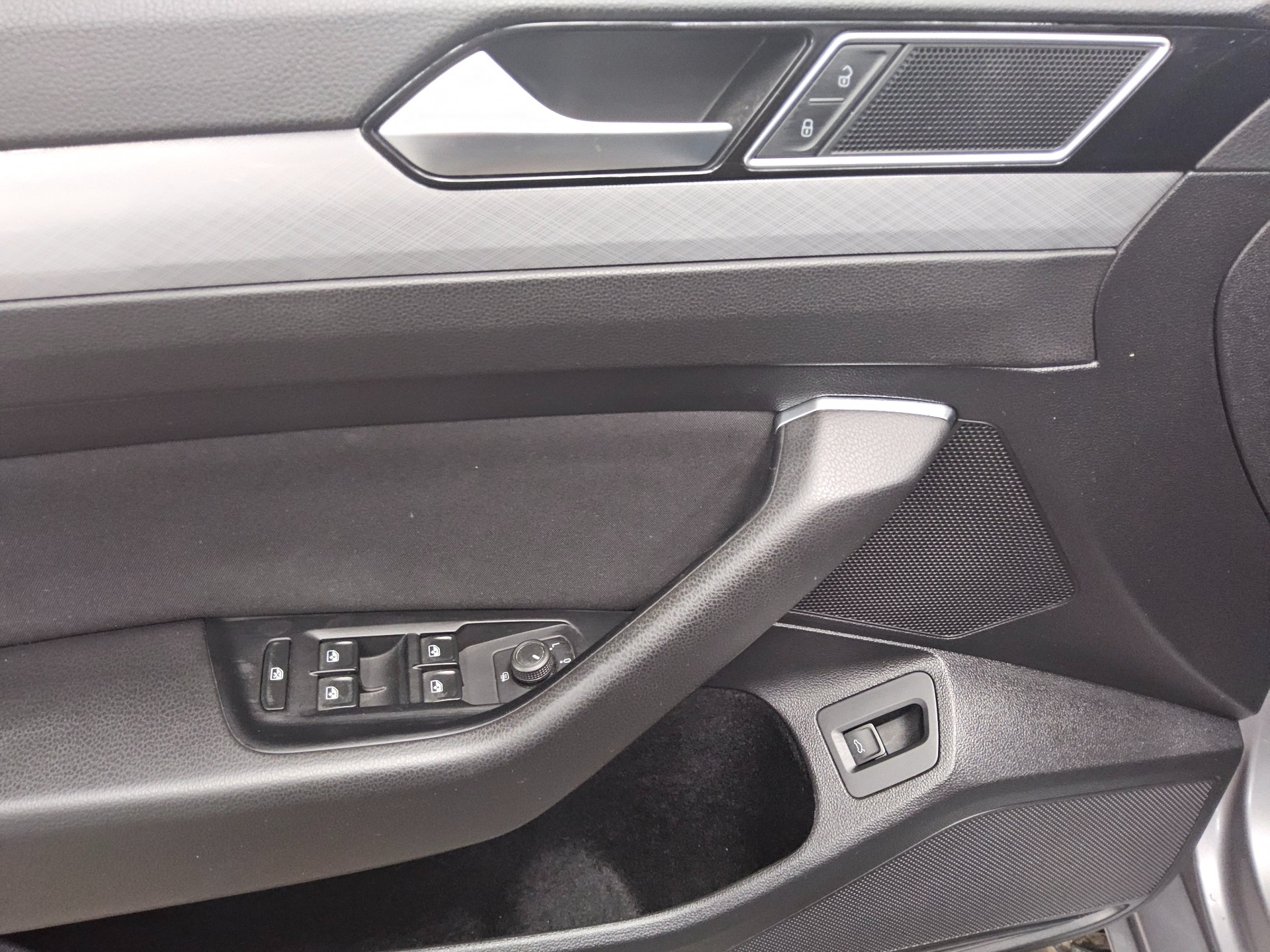 Volkswagen Passat Var. 2.0 TDI Business Navi LED AID Shz RFK 10