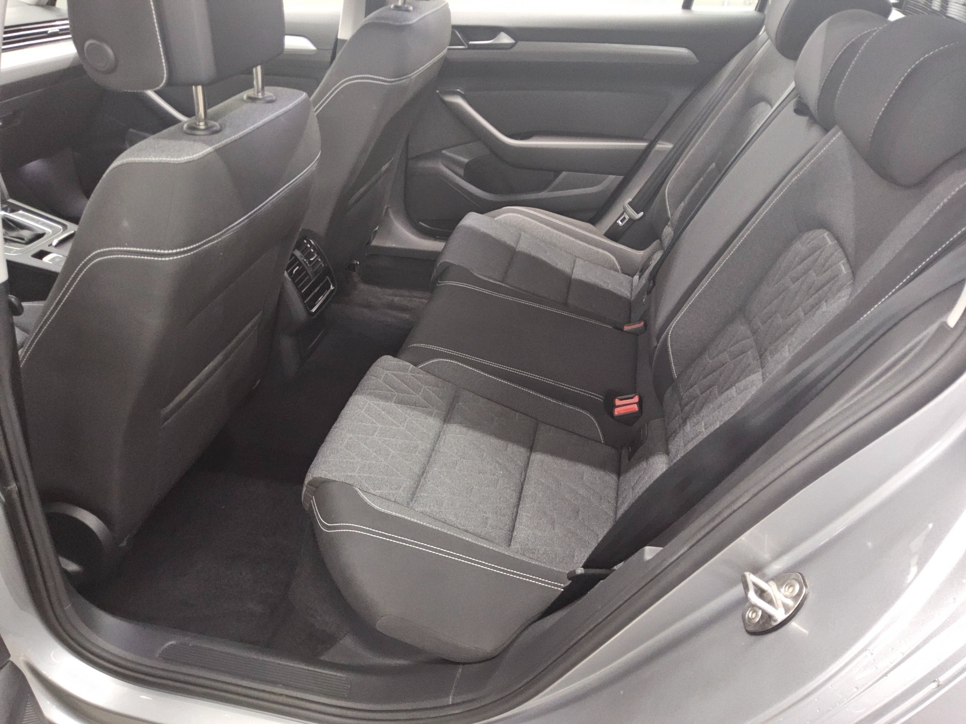 Volkswagen Passat Var. 2.0 TDI Business Navi LED AID Shz RFK 13