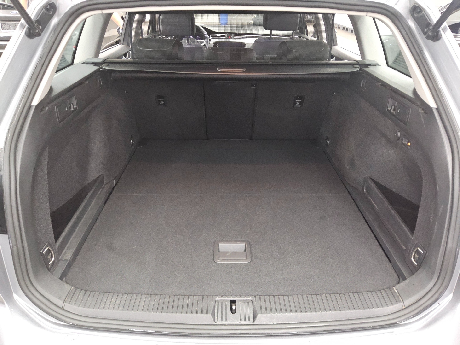 Volkswagen Passat Var. 2.0 TDI Business Navi LED AID Shz RFK 12