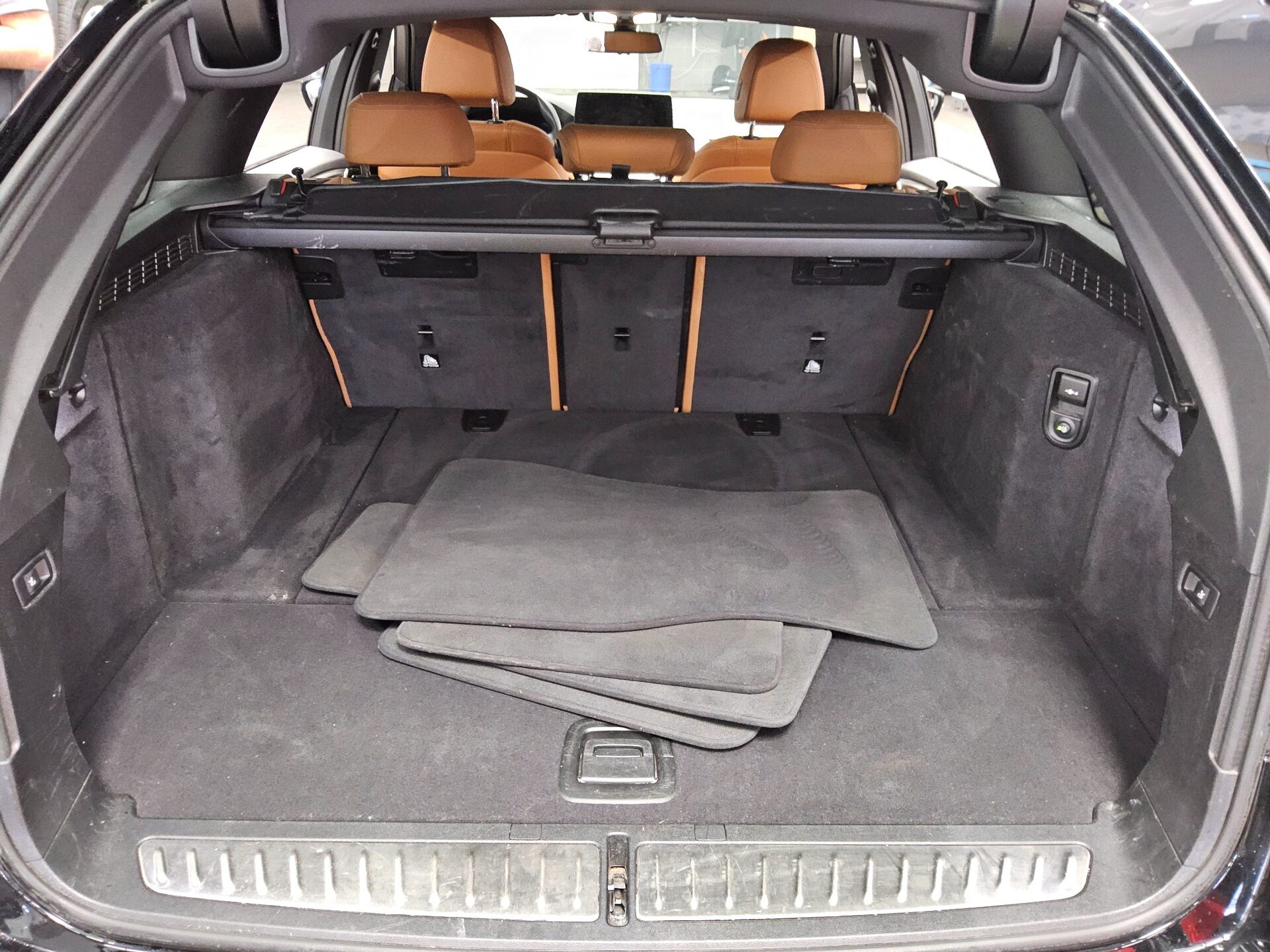 BMW 520dA Touring Nav LED+ LC-Pro Leder AHK RFK HiFi 12