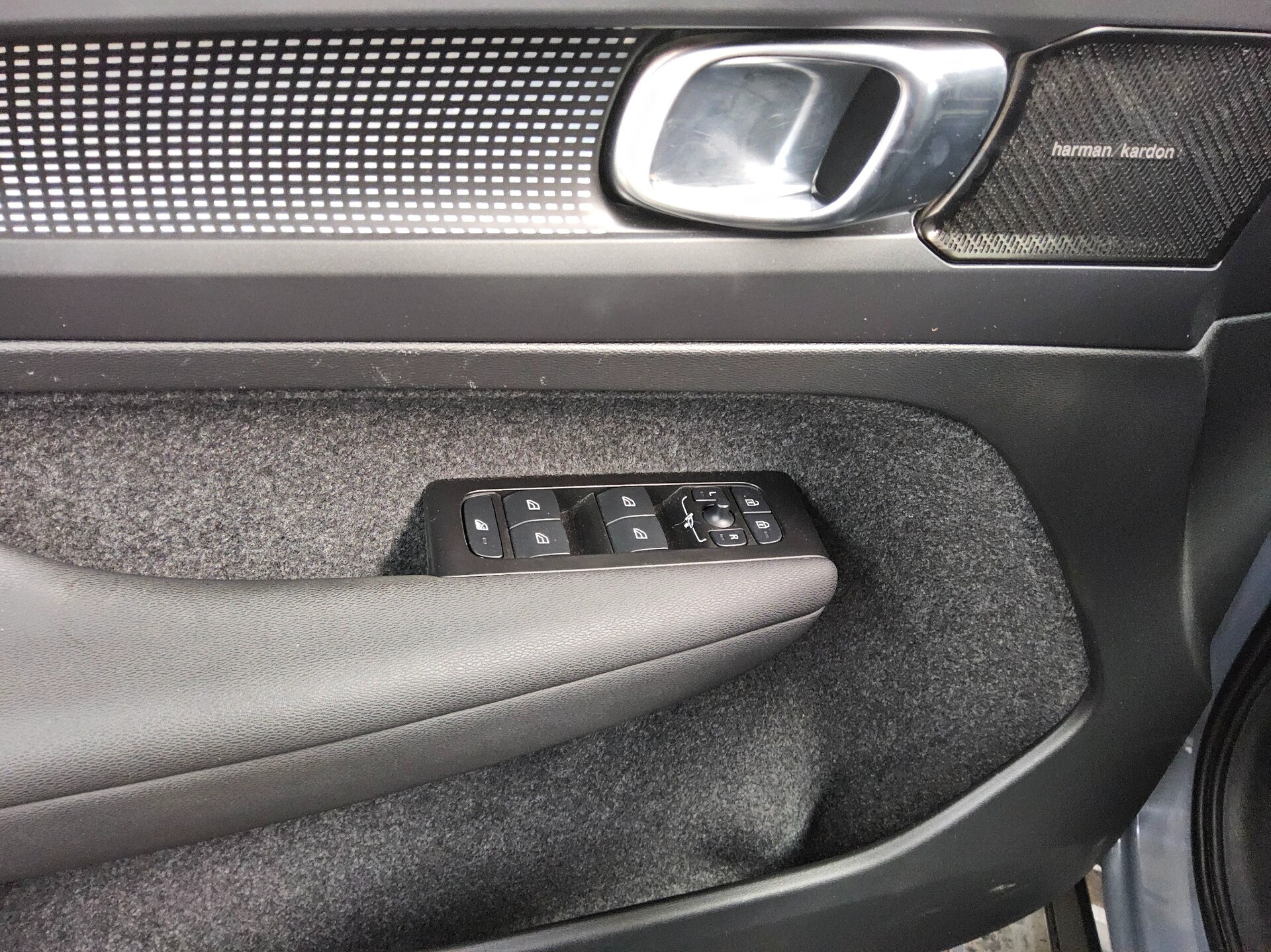 Volvo XC40 T4 R-Design Navi LED H-K Sound RFK AHK ACC 10