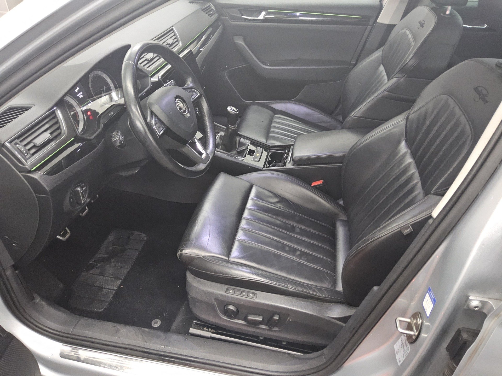 Skoda Superb Kombi 2.0 TDI L&K Leder Navi Xenon Pano 8