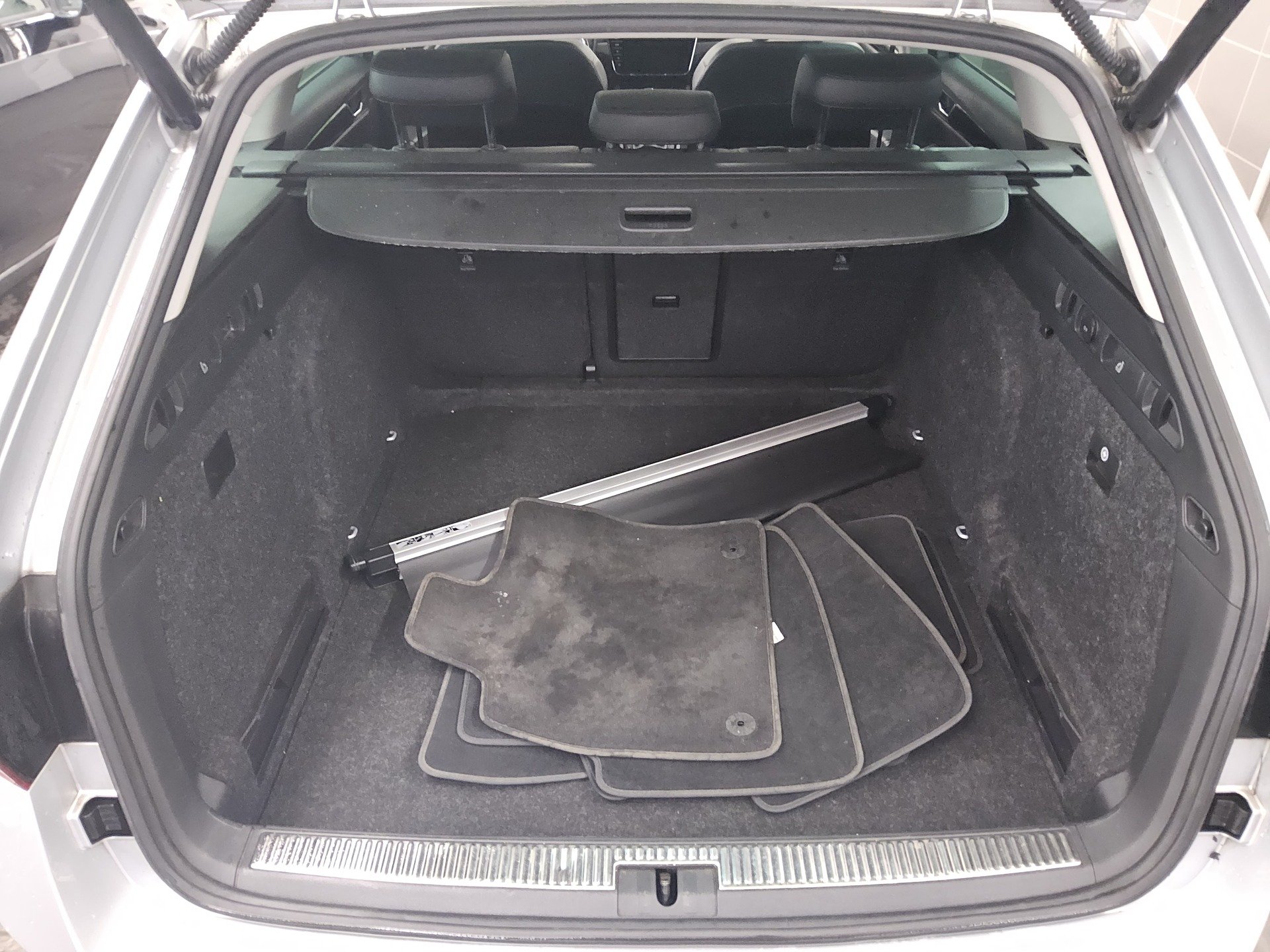 Skoda Superb Kombi 2.0 TDI L&K Leder Navi Xenon Pano 13