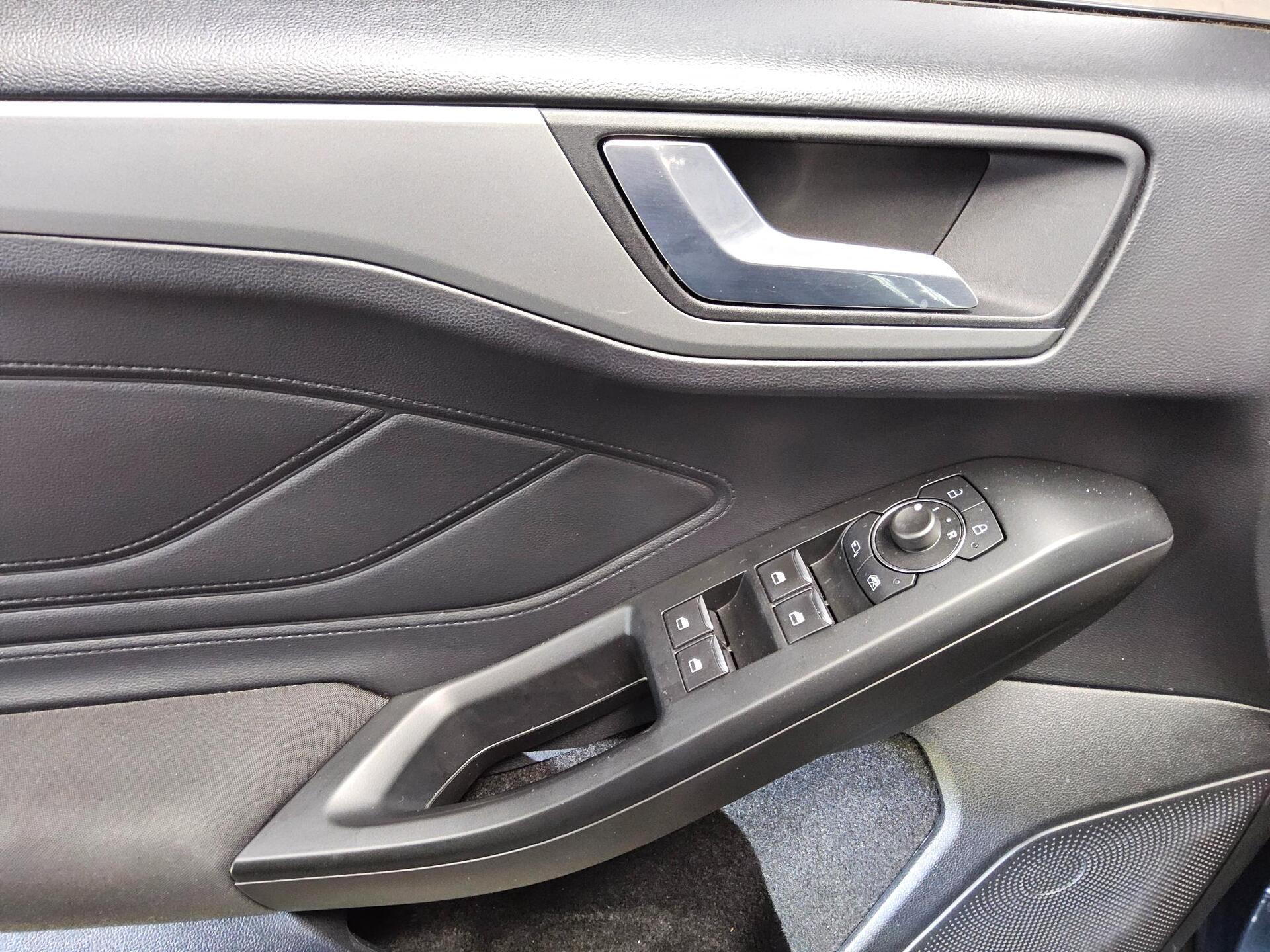 Ford Focus Turnier 1.5 EB Cool&Connect Navi LED PDC 9