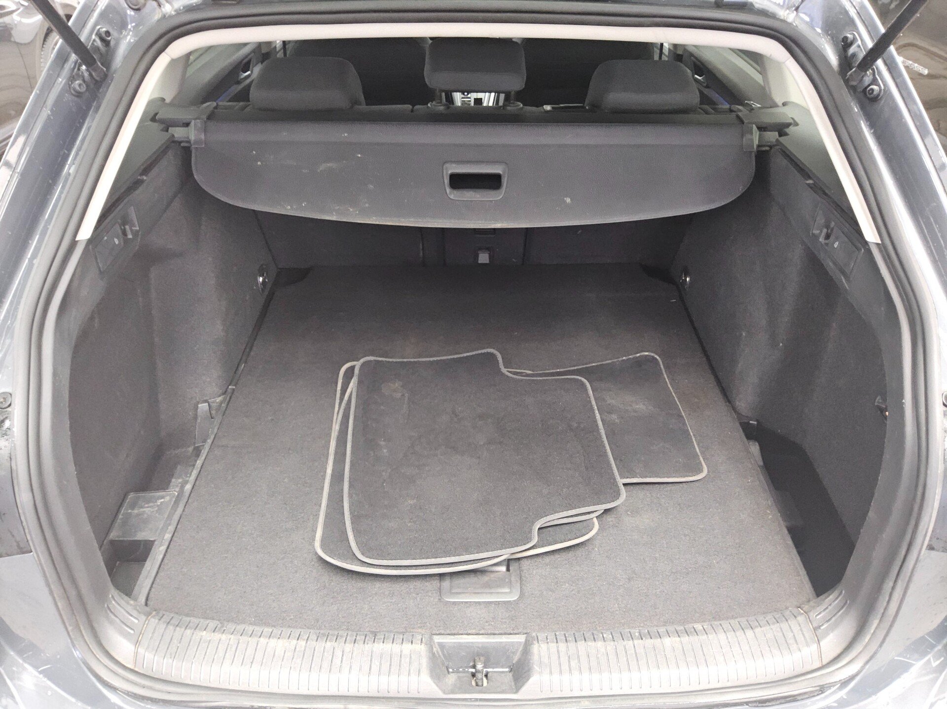 Volkswagen Golf-8 Var. 2.0 TDI Life Navi LED AID RFK 12