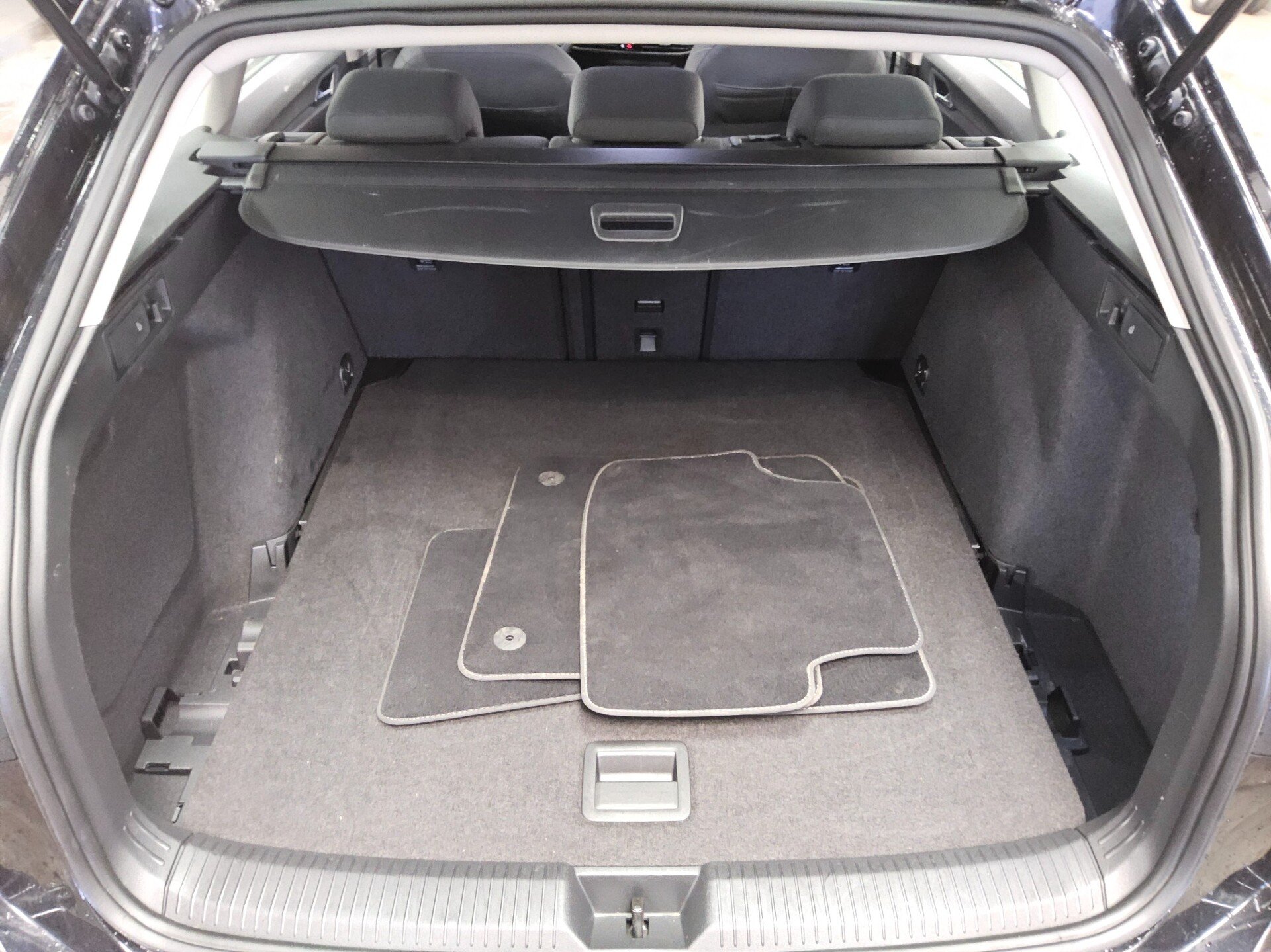 Volkswagen Golf-8 Var. 2.0 TDI Life Navi LED DC ACC PDC Shz 13