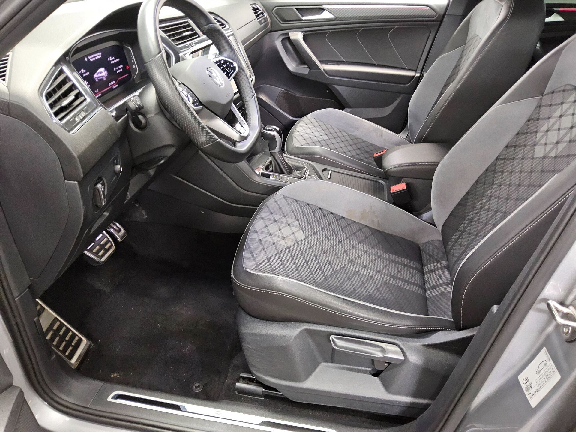 Volkswagen Tiguan Allspace 2.0 TSI 4M R-Line 7-Sitze Navi Matrix 9
