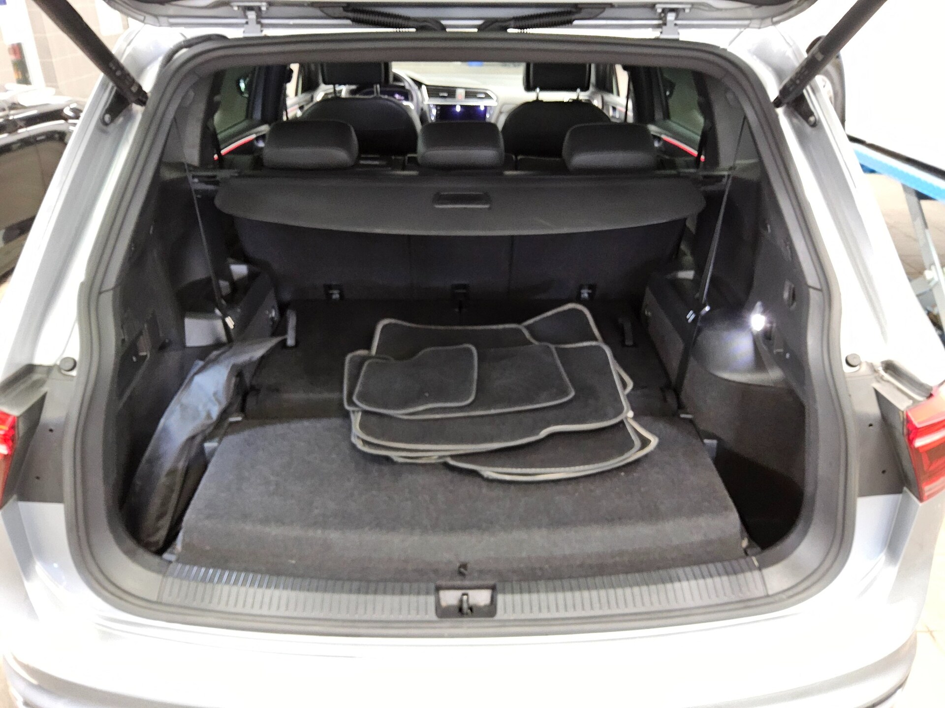 Volkswagen Tiguan Allspace 2.0 TSI 4M R-Line 7-Sitze Navi Matrix 12
