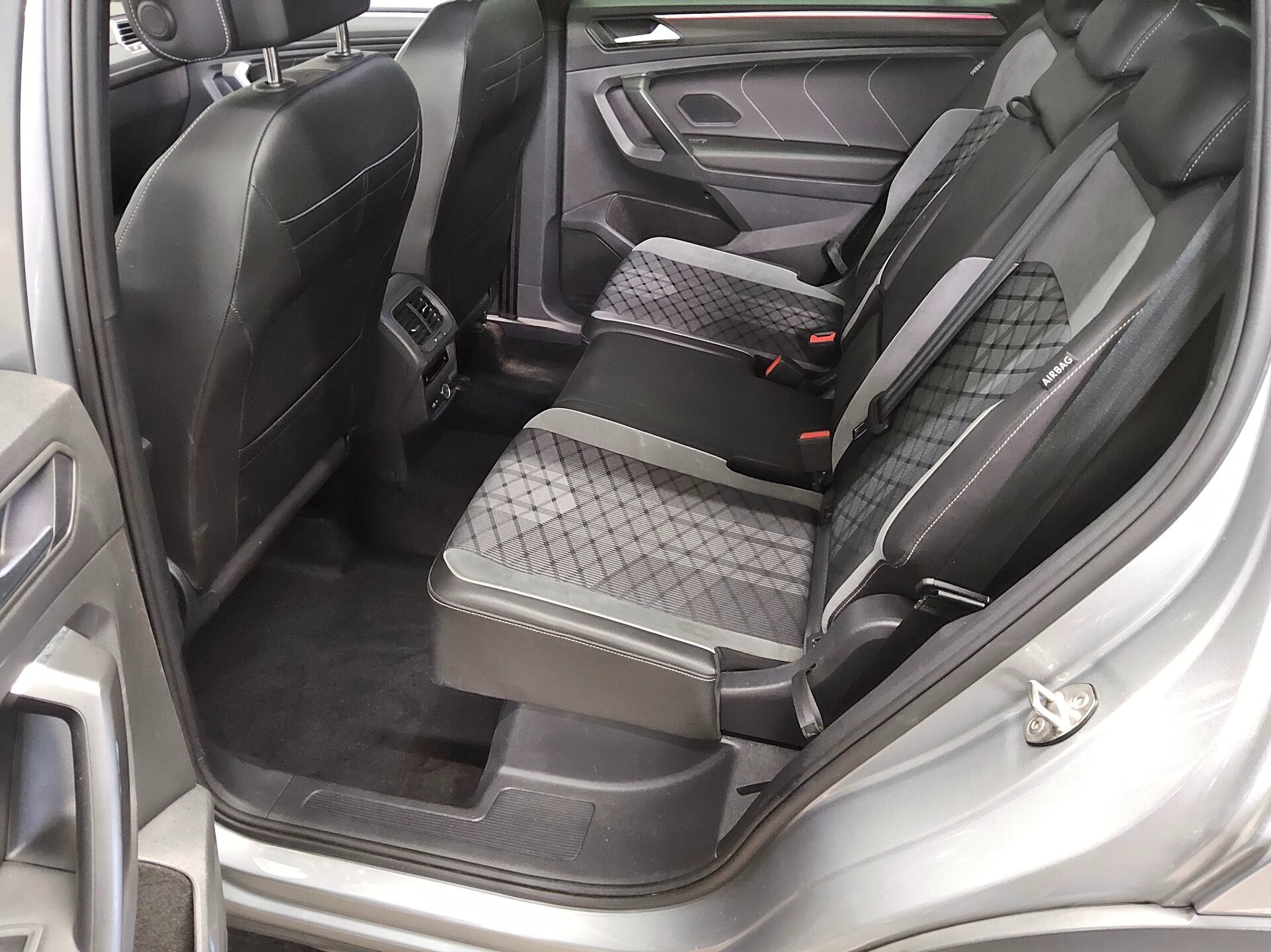 Volkswagen Tiguan Allspace 2.0 TSI 4M R-Line 7-Sitze Navi Matrix 13