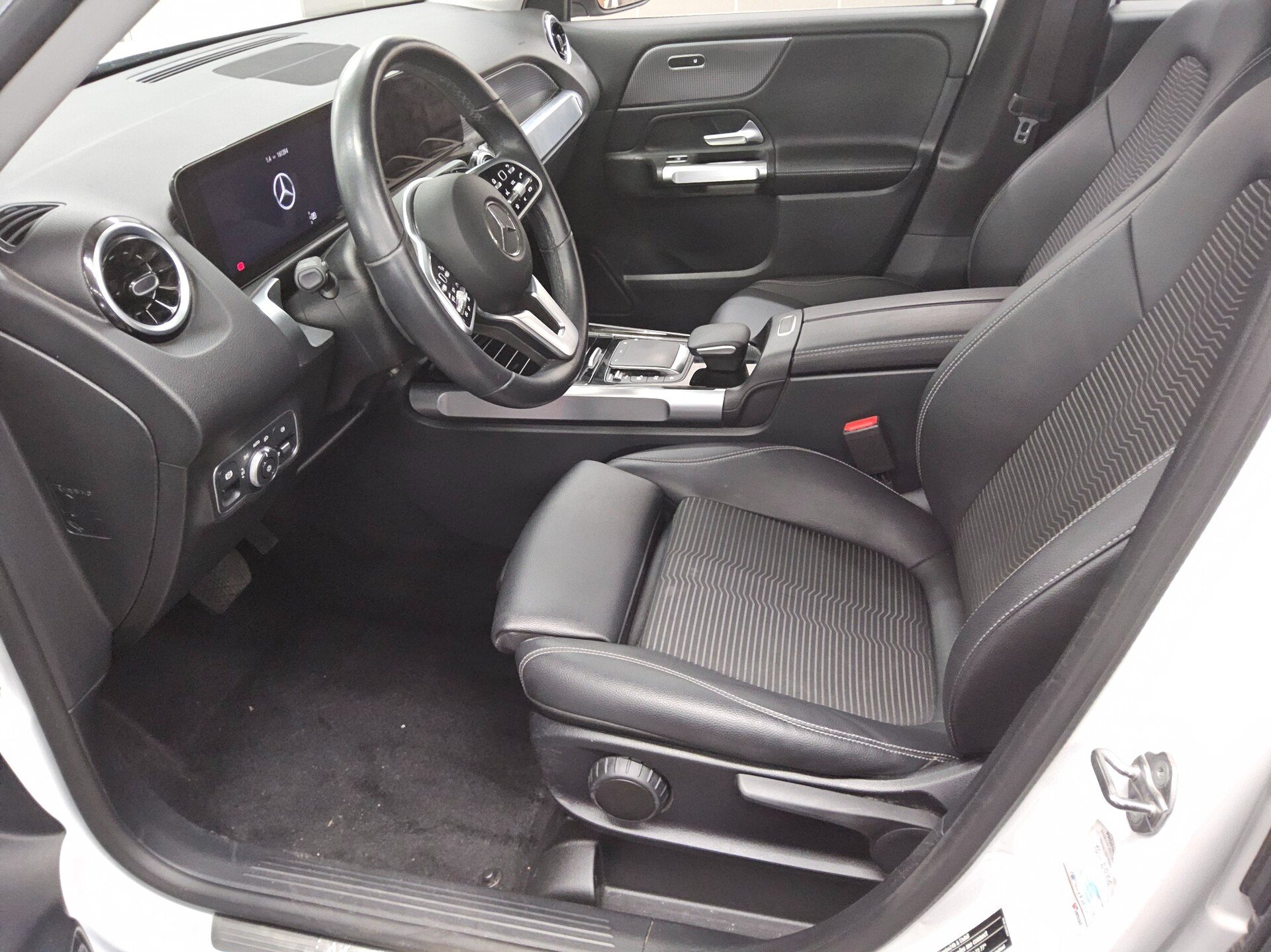 Mercedes-Benz GLB 220 d Progressive Navi LED MBUX AHK Distr.+ 9