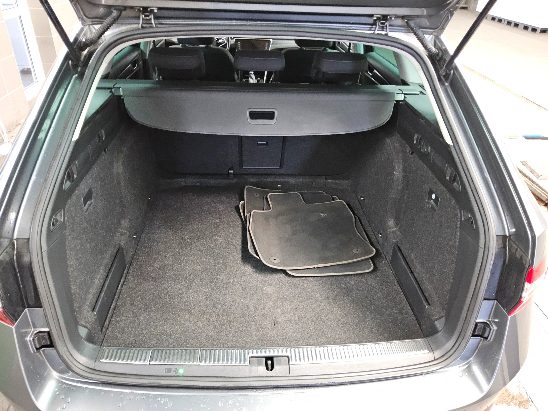 Skoda Superb Kombi 2.0 TDI Style LED vc ACC RfK AHK 12