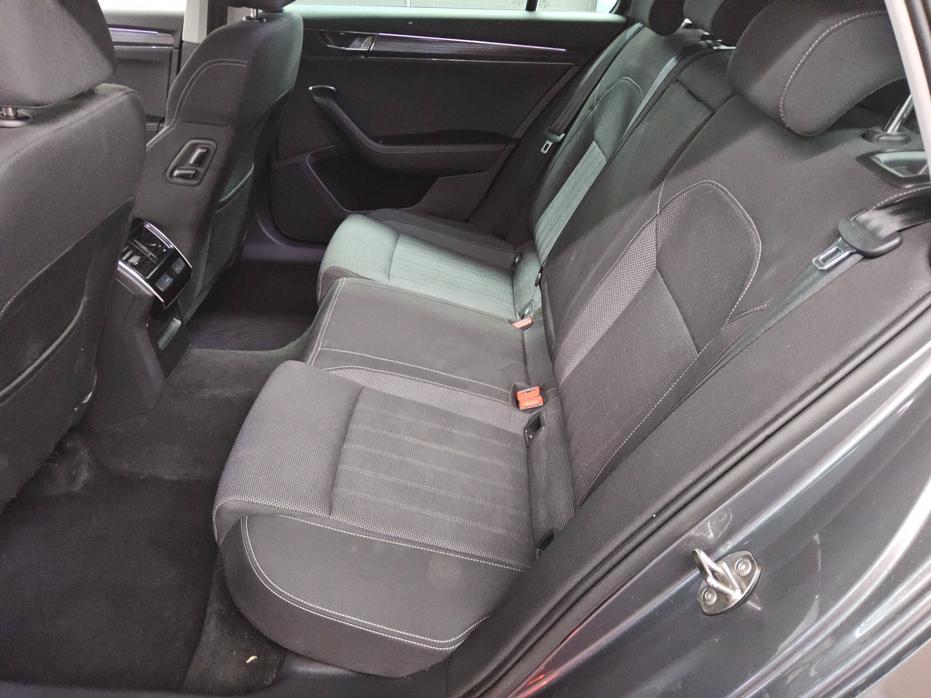 Skoda Superb Kombi 2.0 TDI Style LED vc ACC RfK AHK 13