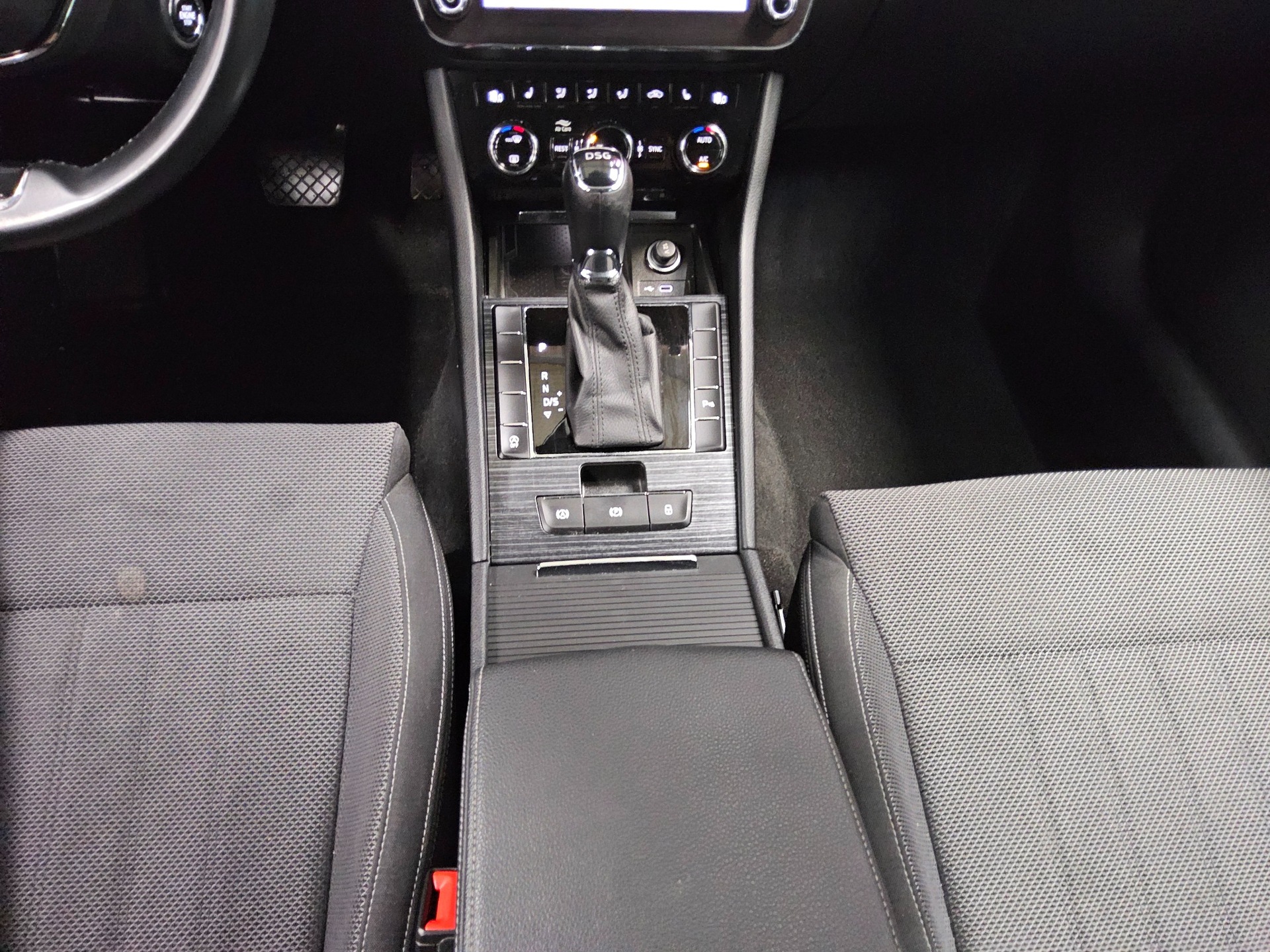 Skoda Superb Kombi 2.0 TDI Style LED vc ACC RfK AHK 6