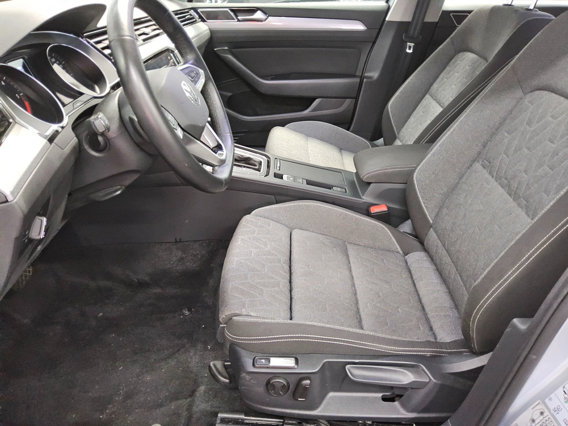 Volkswagen Passat Var. 2.0 TDI Business Navi LED RFK ACC 8
