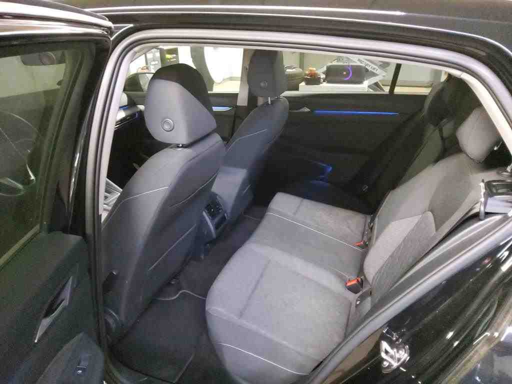 Volkswagen Golf-8 2.0 TDI Move NAVI KLIMAAUT LED SHZ PDC 11