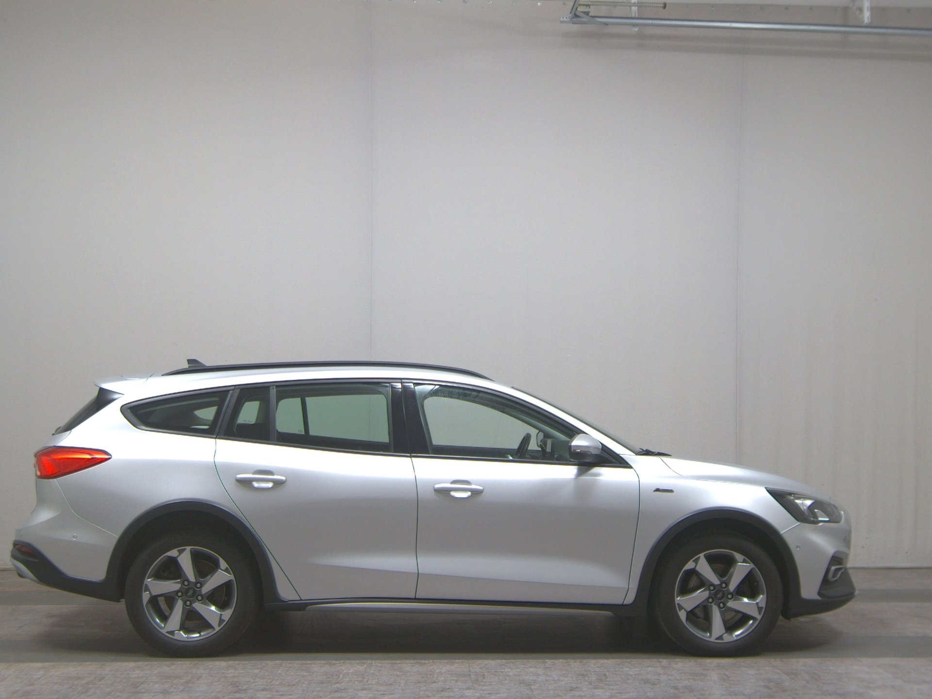 Ford Focus Turnier 1.5 EB Active Navi LED RfK AHK Shz