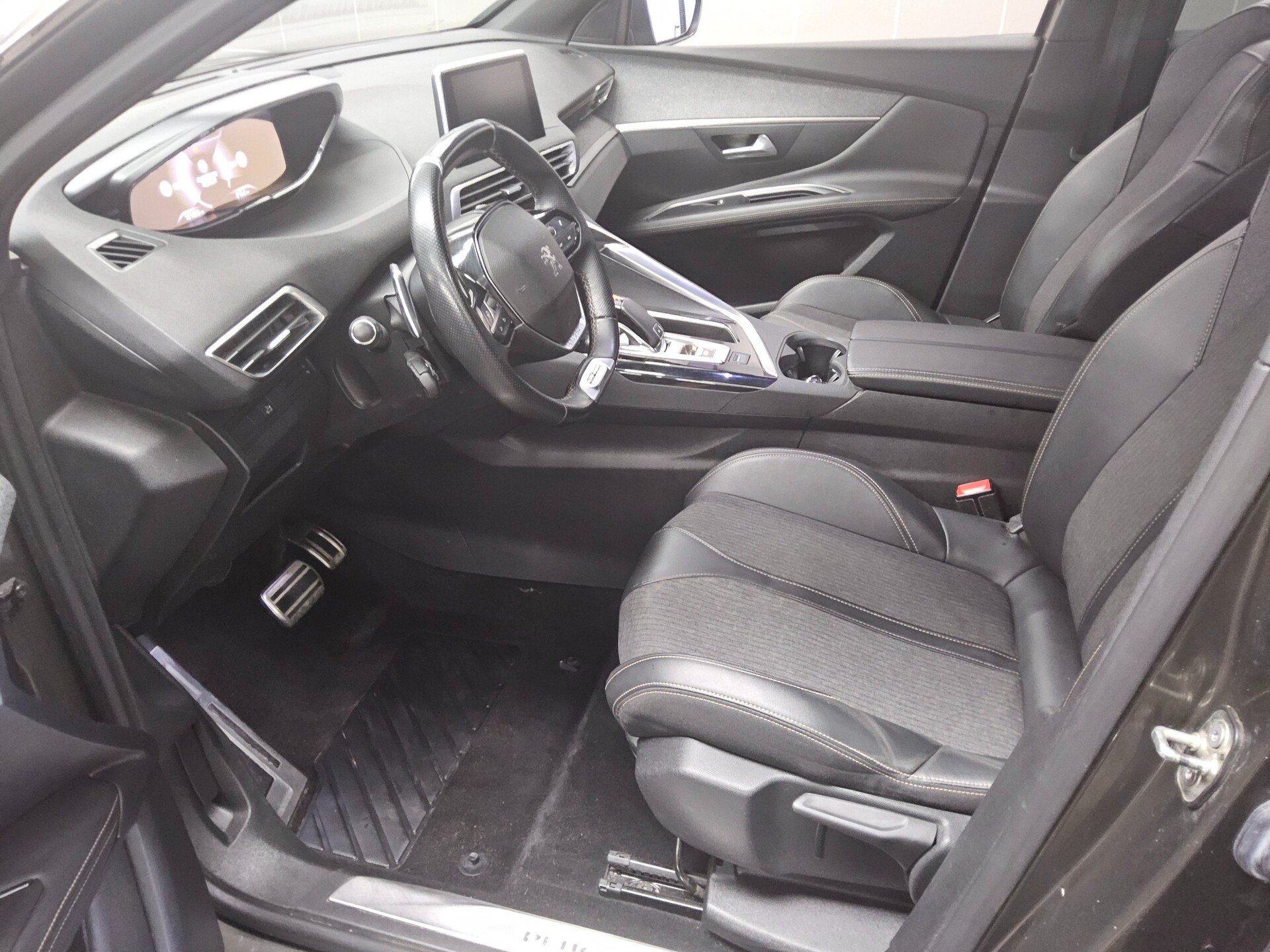 Peugeot 3008 1.5 BlueHDi 130 Allure Navi LED AHK RFK 9