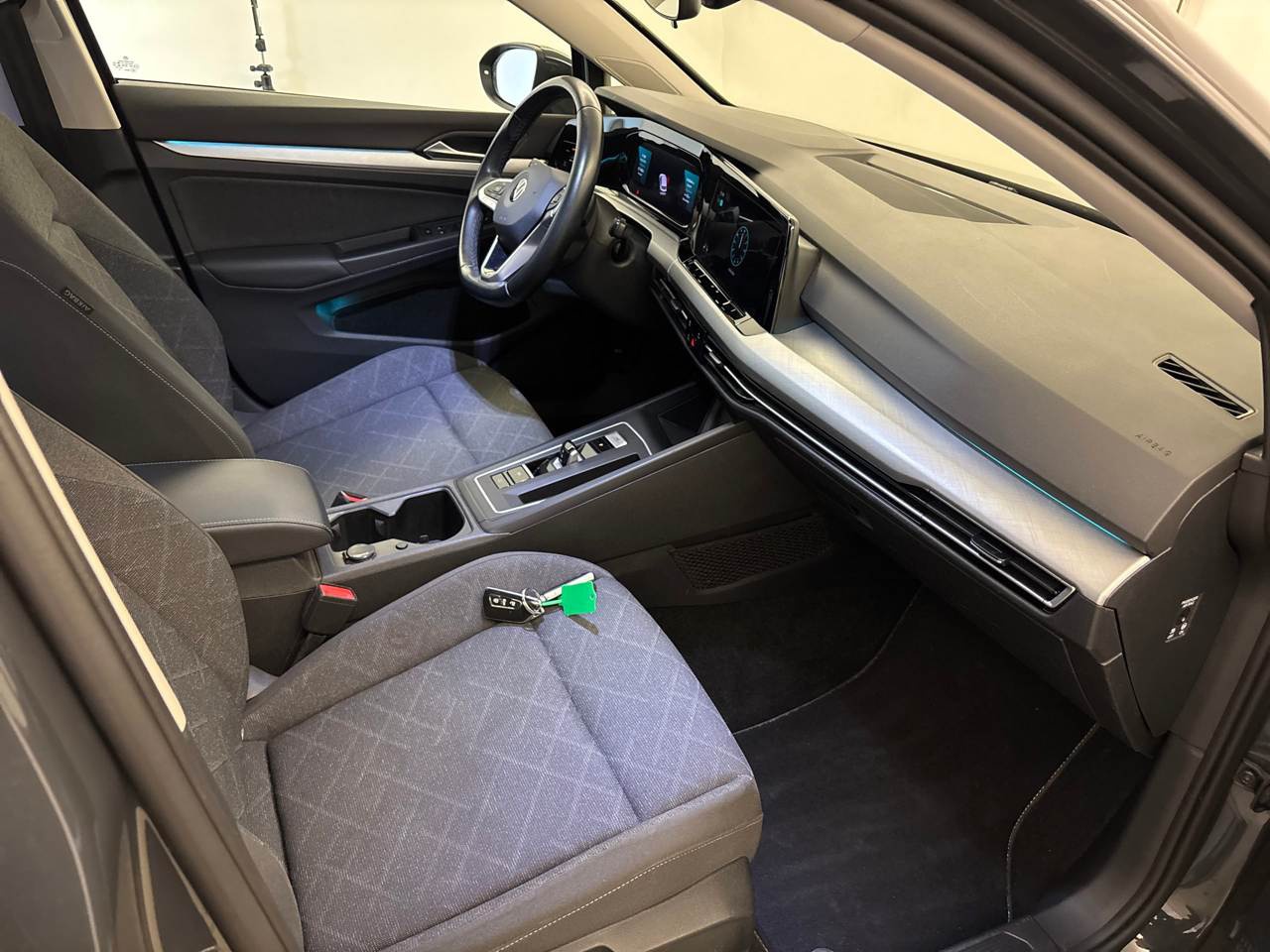 Volkswagen Golf-8 Var. 2.0 TDI Life NAVI LED AID SHZ PDC 6